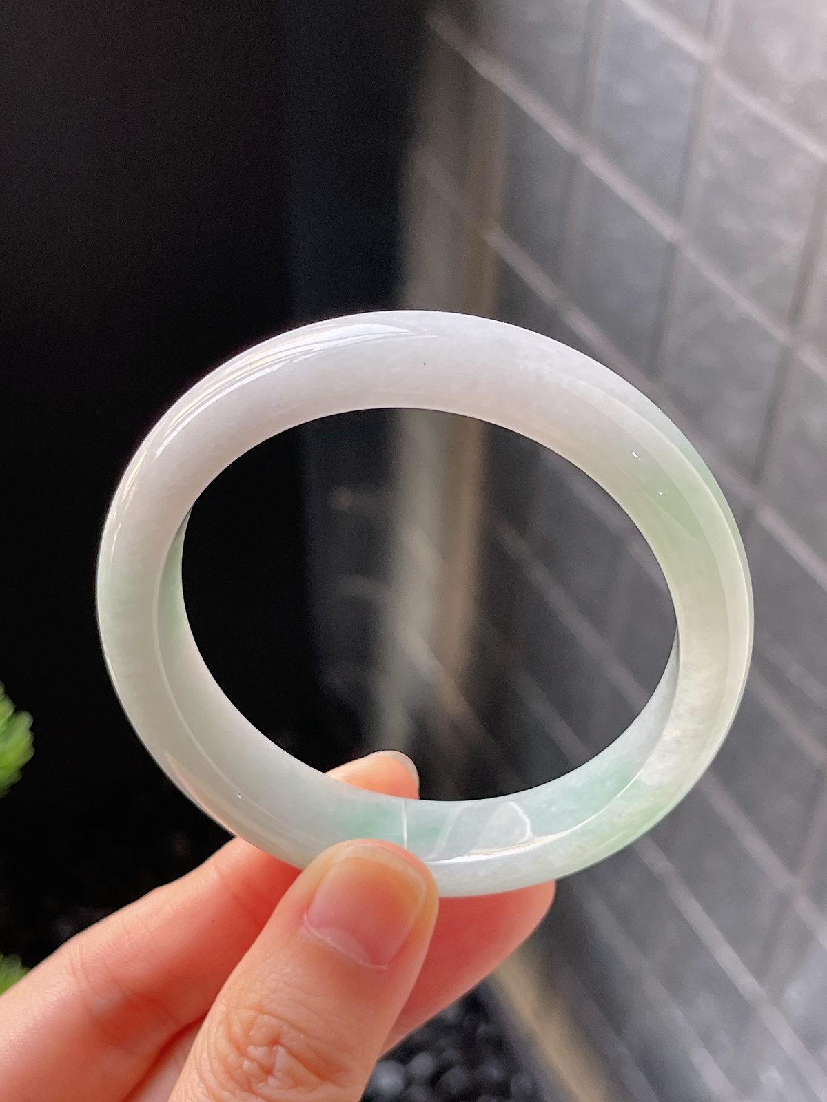 正圈51.9圈口，翡翠糯化种飘绿手镯