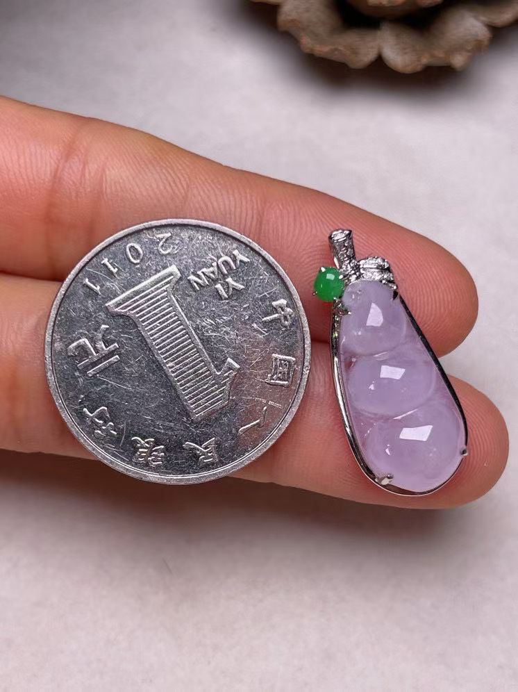 冰种淡紫罗兰福豆吊坠、真金真钻镶嵌，种水好，玉质细腻 .裸石尺寸 20.5*9.6