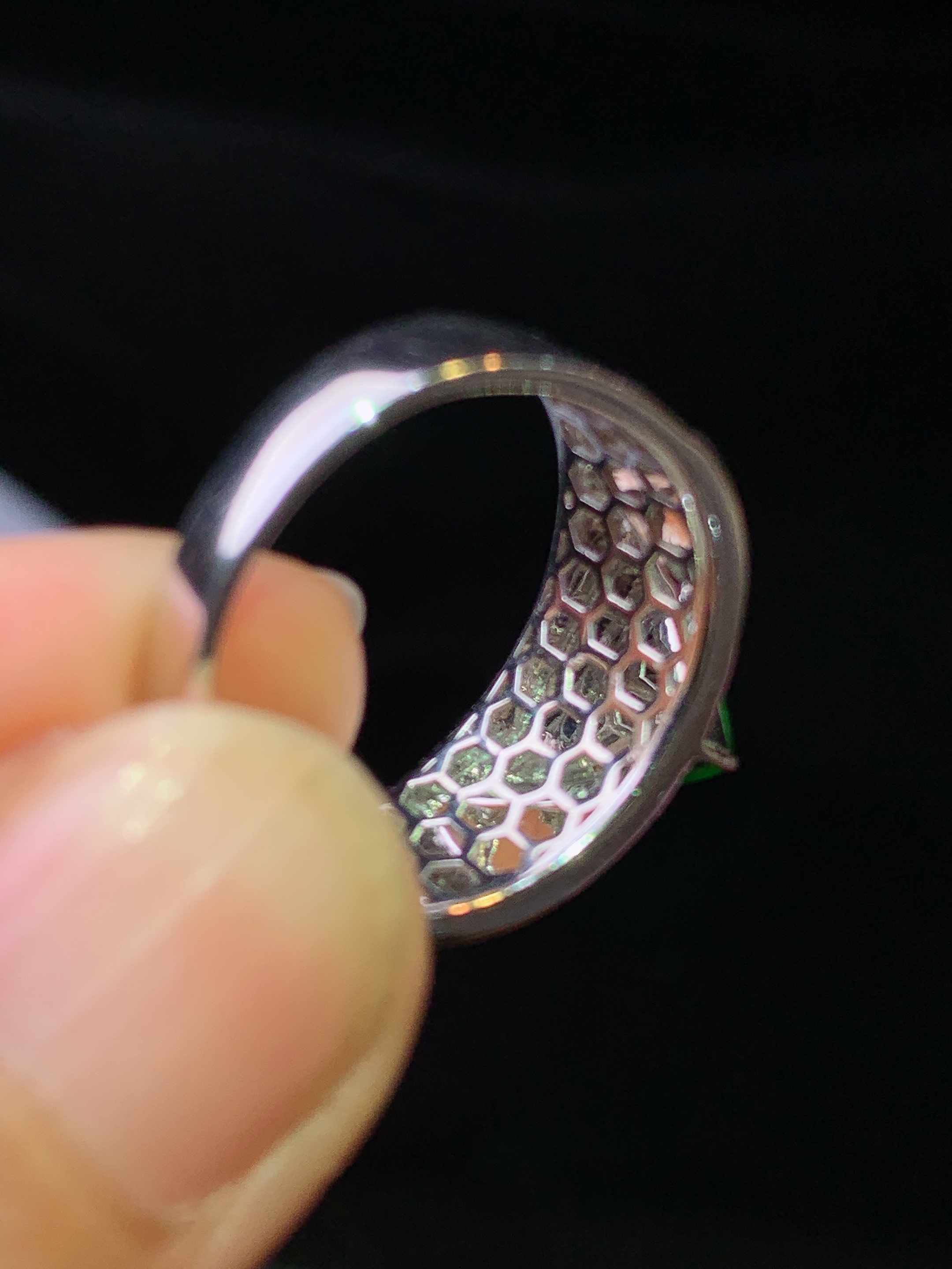 18k金钻镶嵌满绿三角形戒指 玉质细腻 色泽艳丽清新 水润亮眼 圈口13 裸石尺寸8.5*10.8*2.5