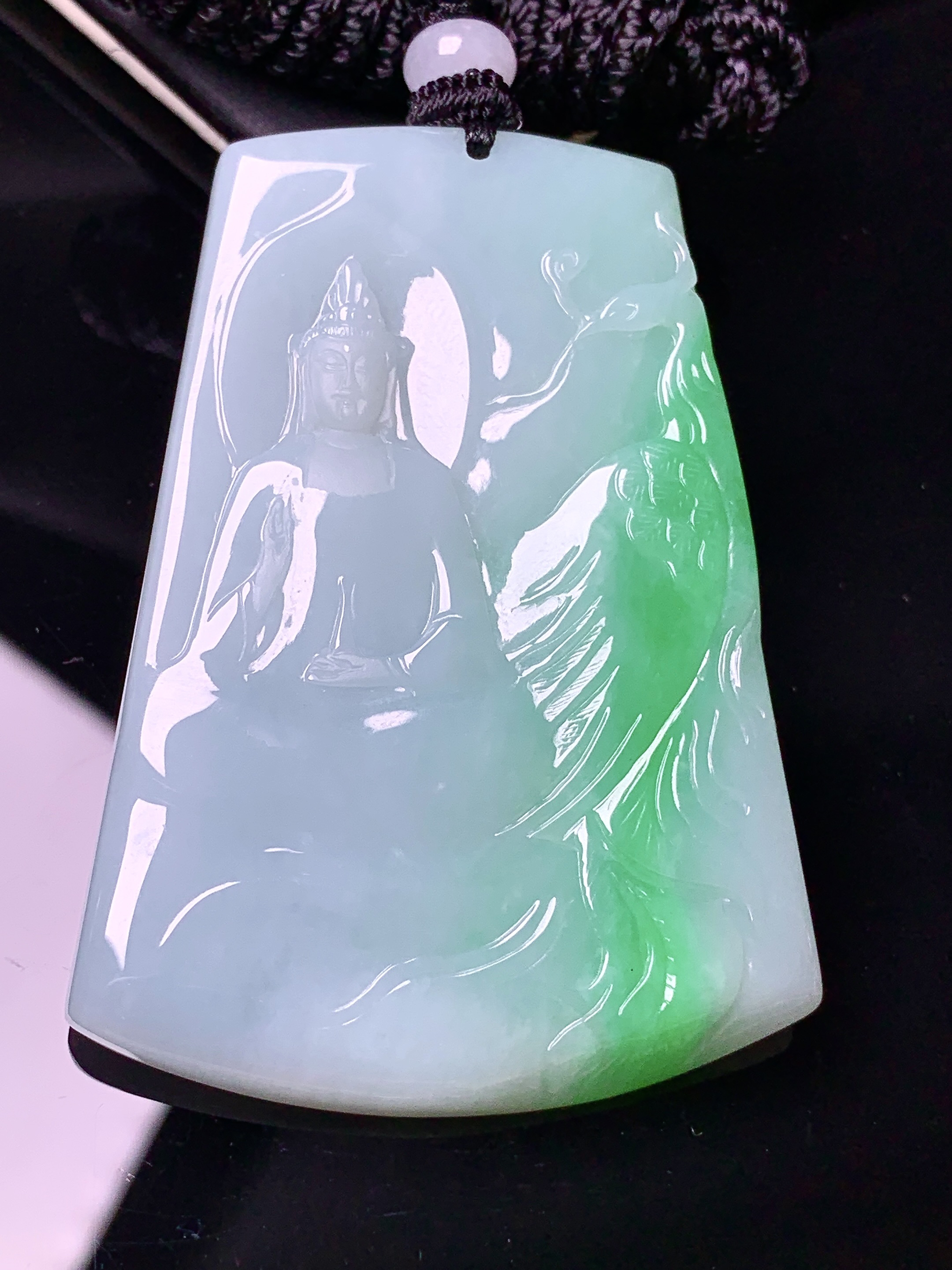 飘绿观音菩萨吊坠 玉质细腻 色泽艳丽清新 水润亮眼 整体尺寸56.2*40.2*4.3w1