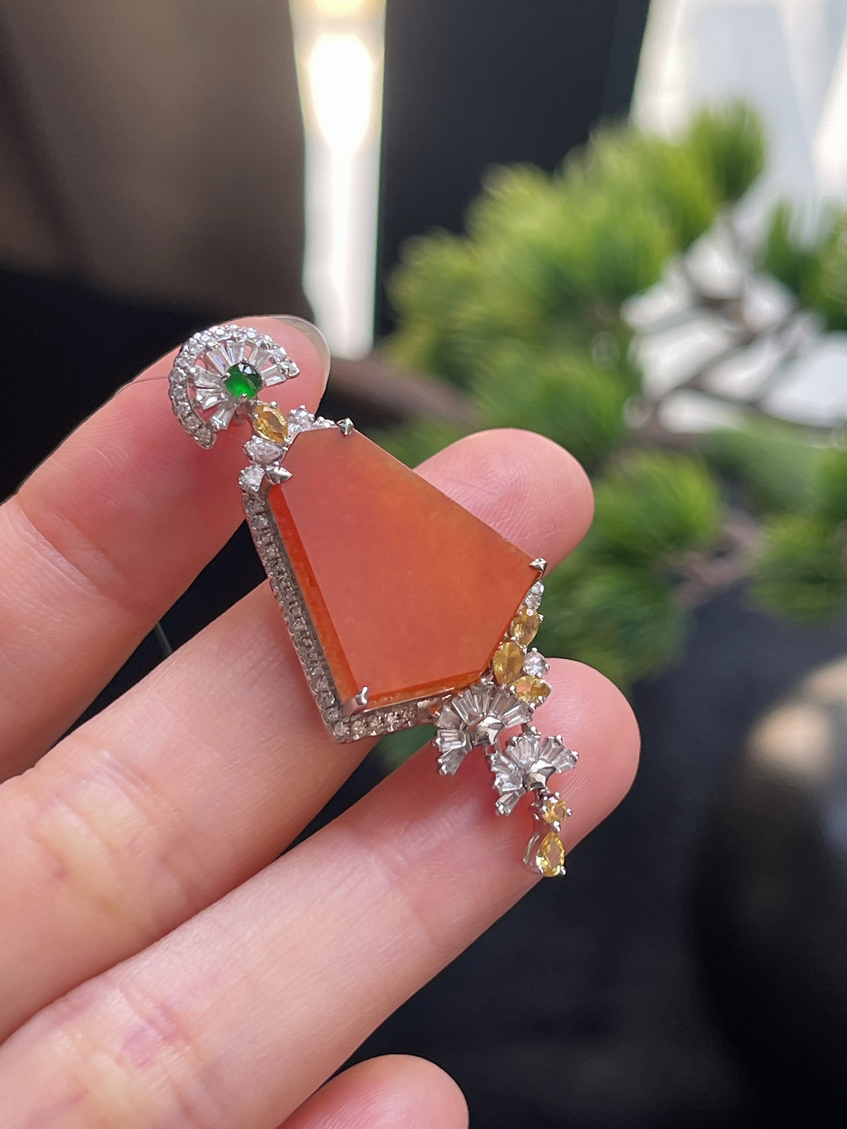 翡翠冰糯种红色无事牌挂件，印记：G18K,伴钻石（无色）