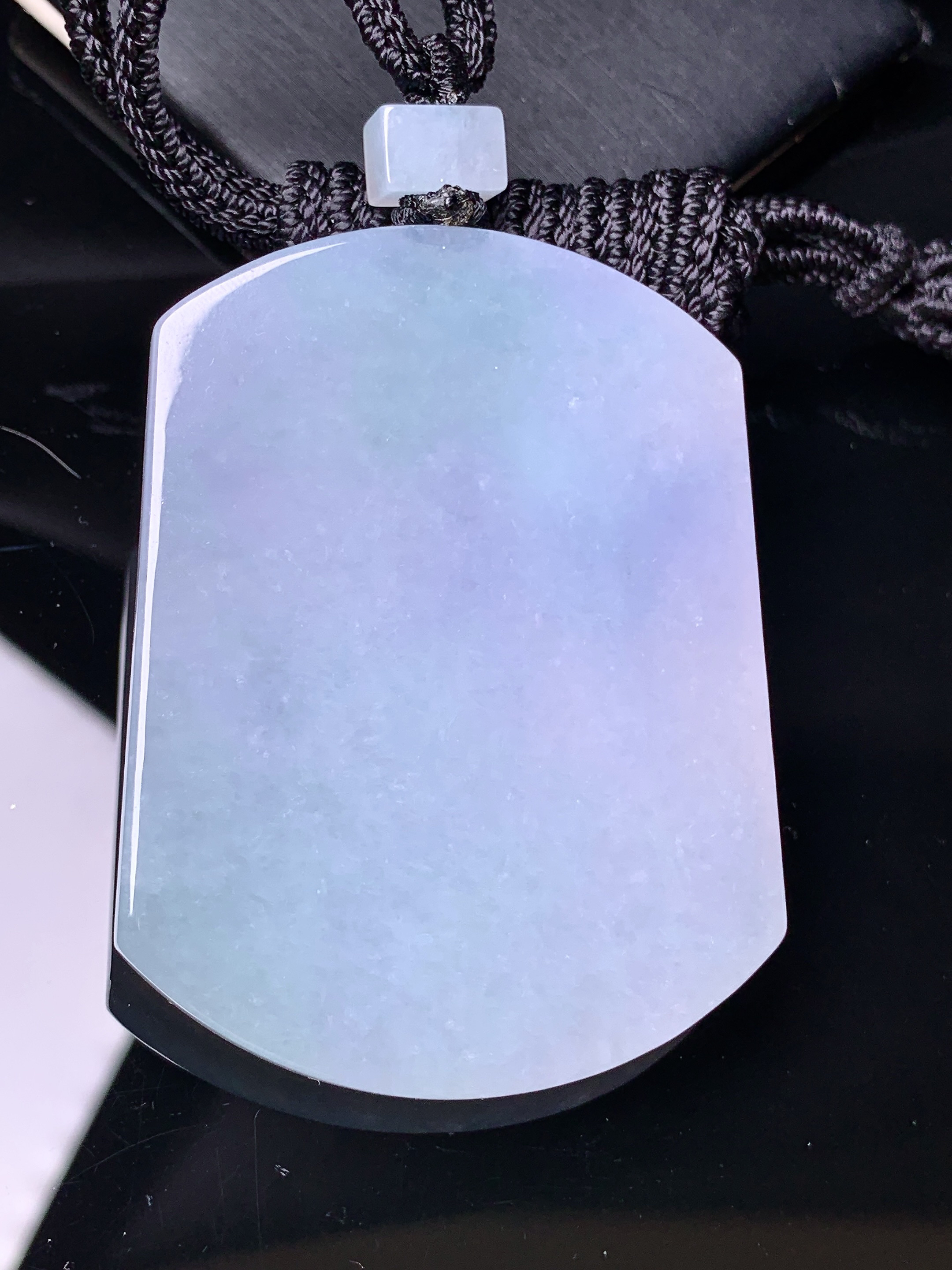 淡紫罗兰飘绿无事牌吊坠 玉质细腻 色泽艳丽清新 水润亮眼 整体尺寸57*43*5.6L1