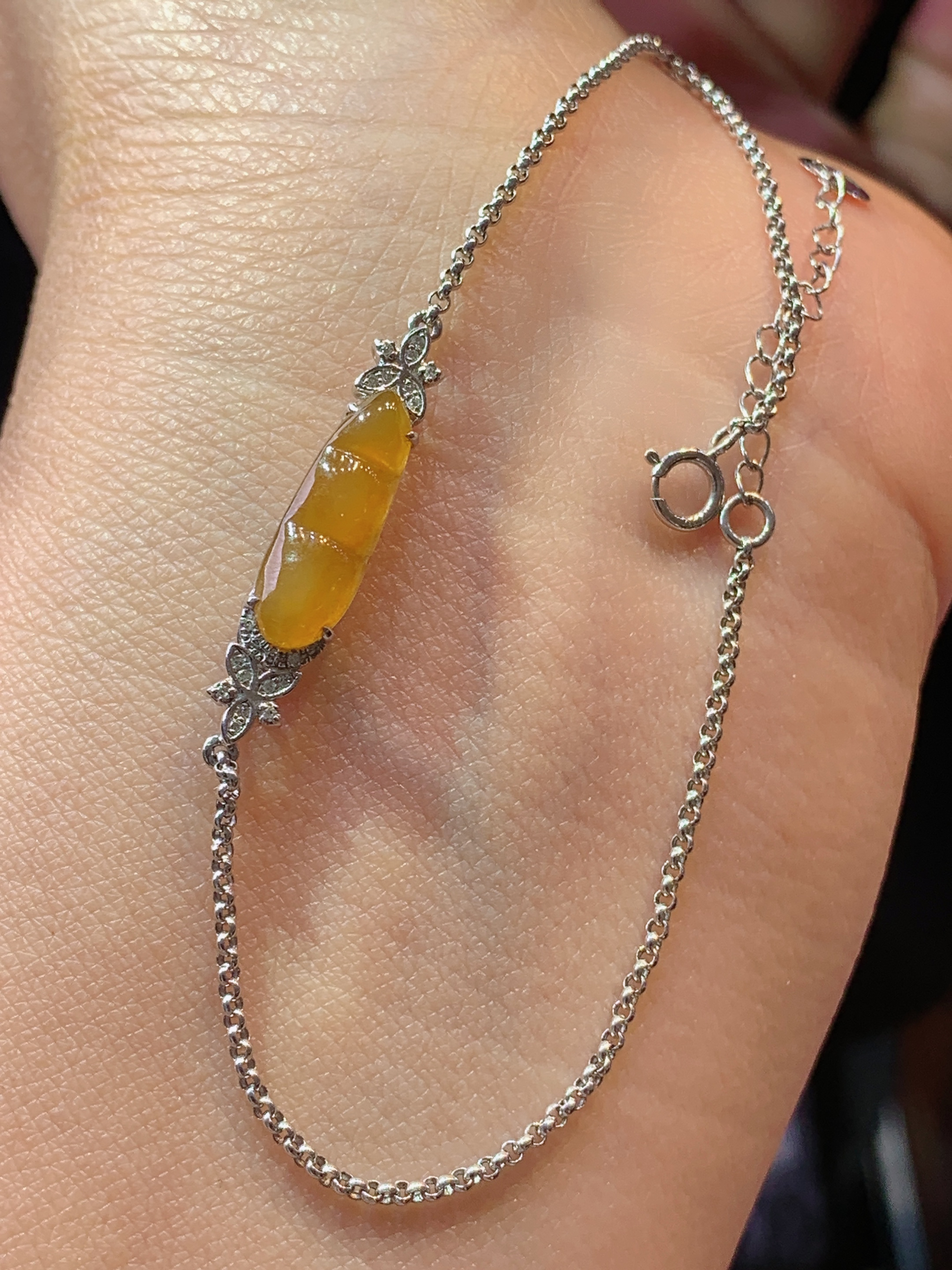 18k金钻镶嵌黄翡四季豆手链 玉质细腻 色泽艳丽清新 水润亮眼 整体尺寸180*5*4.3y4