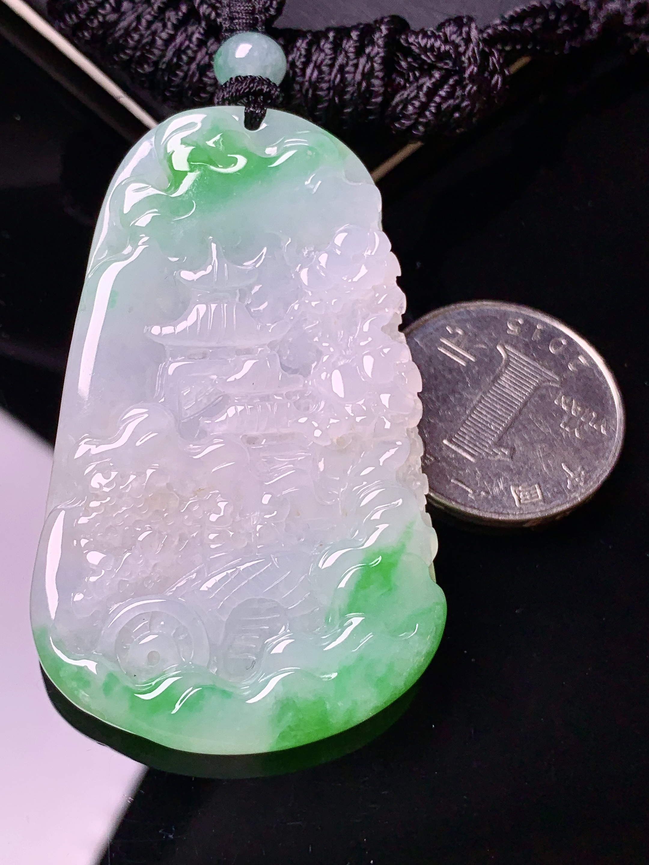 飘绿山水牌子吊坠 玉质细腻 色泽艳丽清新 水润亮眼 整体尺寸57.8*35.2*6.5w1