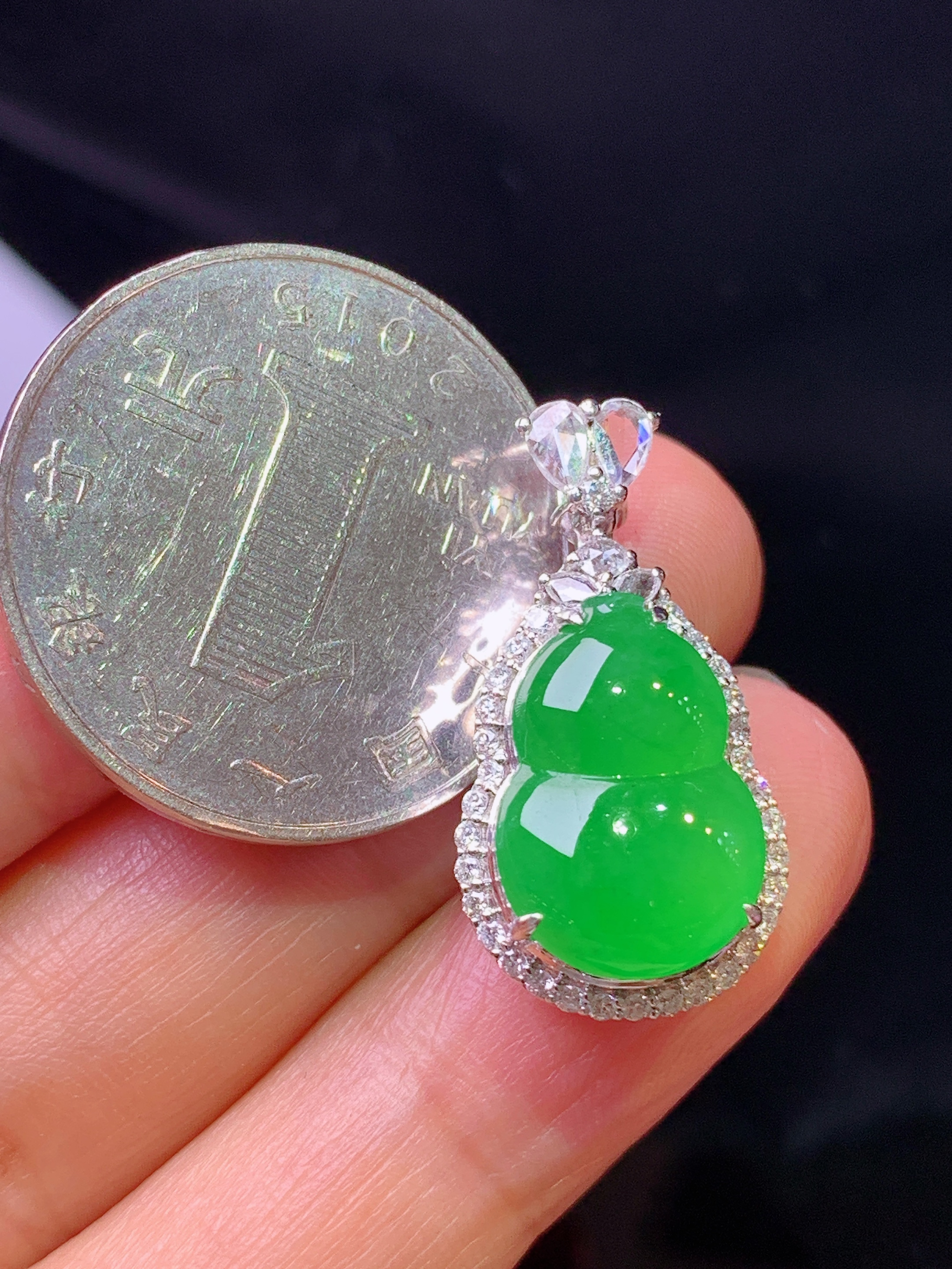 18k金钻镶嵌满绿葫芦吊坠 玉质细腻 色泽艳丽清新 水润亮眼 整体尺寸25.3*13.2*10.3x4