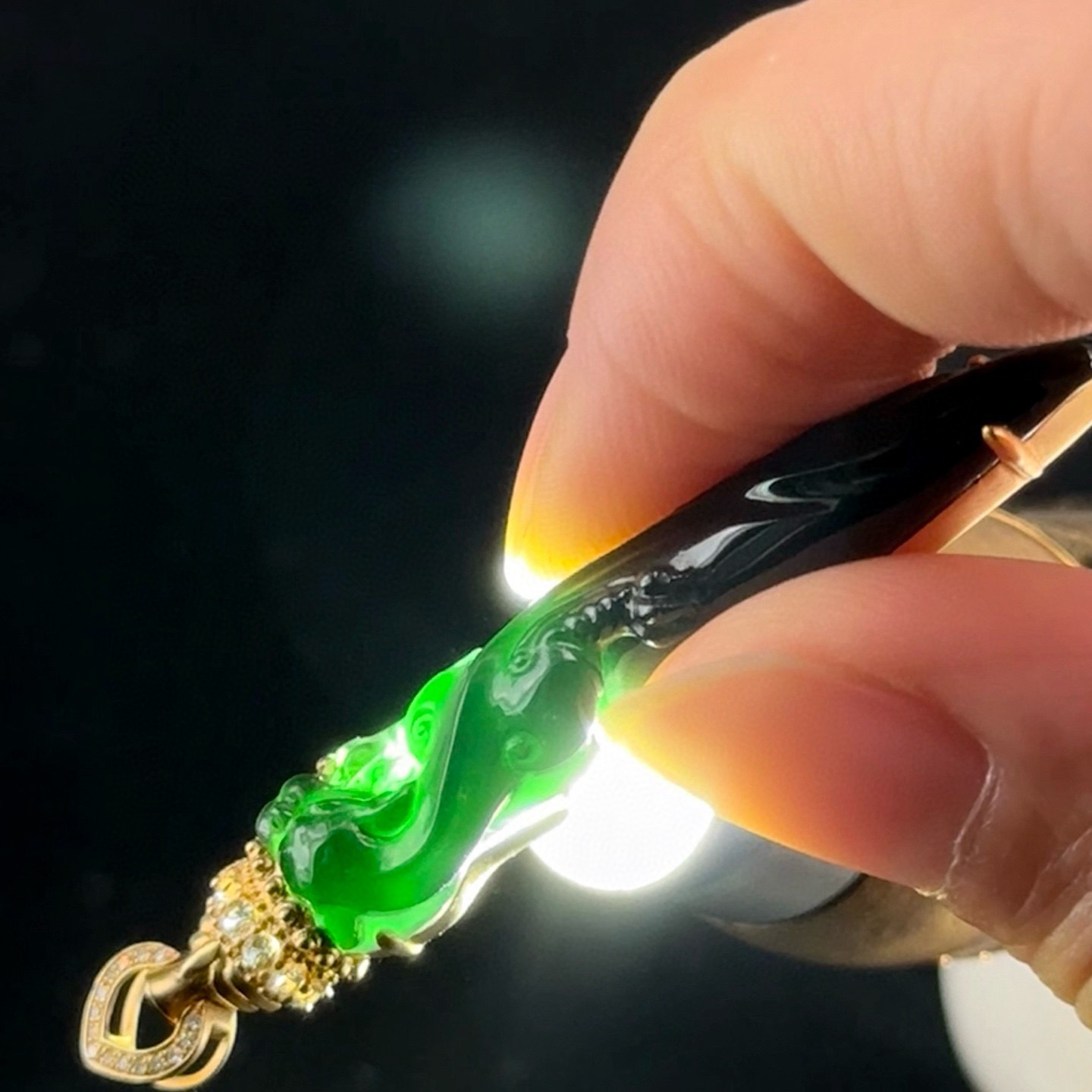 精品18k墨翠小龙柱 种好色正 黑度极好 打灯通透 油性十足 尺寸51.5