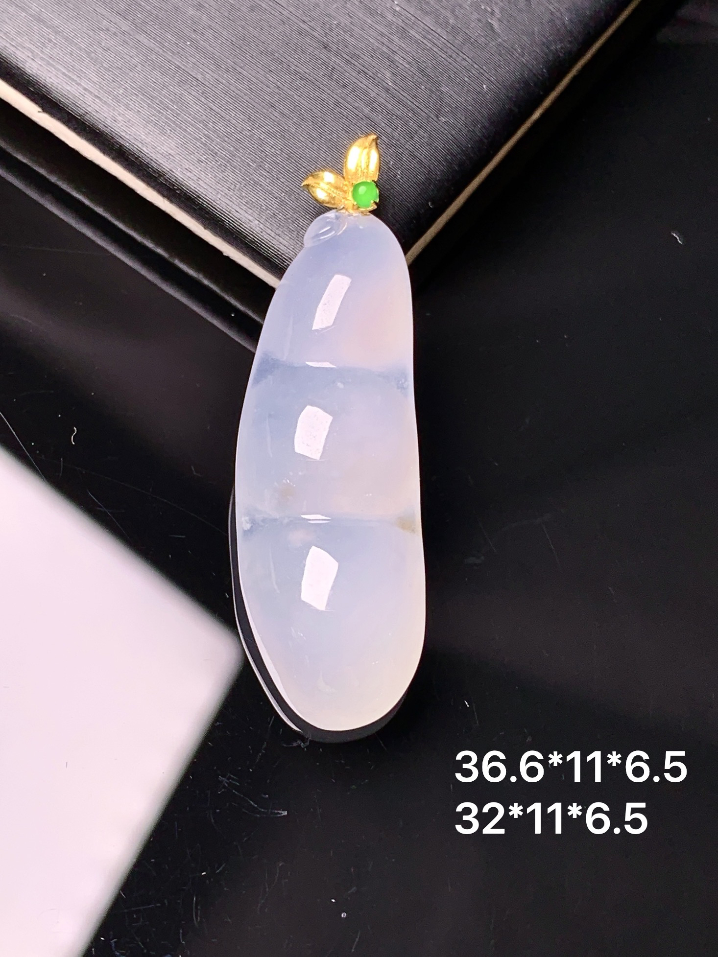 18k金镶嵌冰种四季豆吊坠 玉质细腻 色泽艳丽清新 水润亮眼 整体尺寸36.6*11*6.5c1