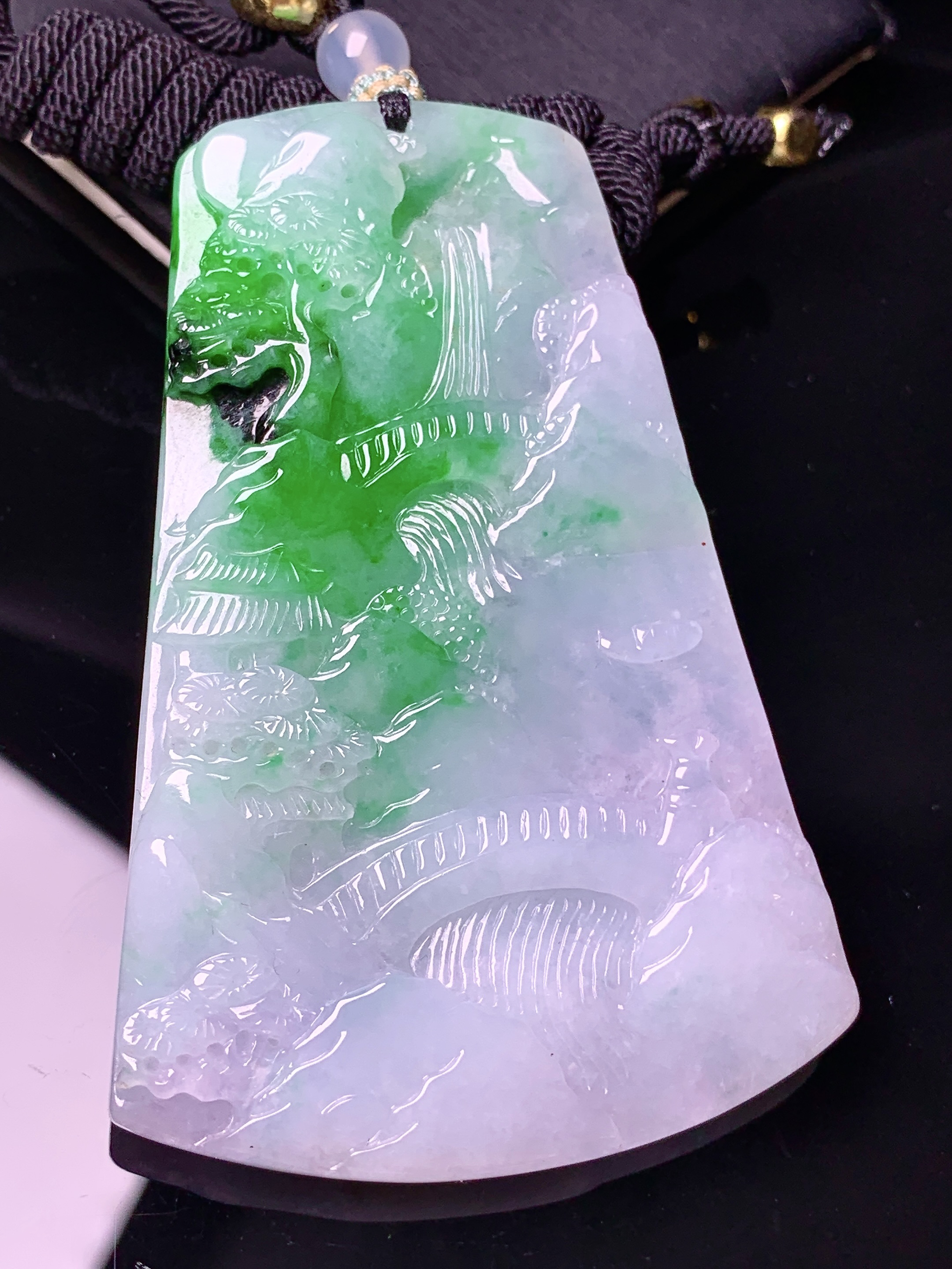 飘绿山水牌子吊坠 玉质细腻 色泽艳丽清新 水润亮眼 整体尺寸66.8*44.2*5.8w1