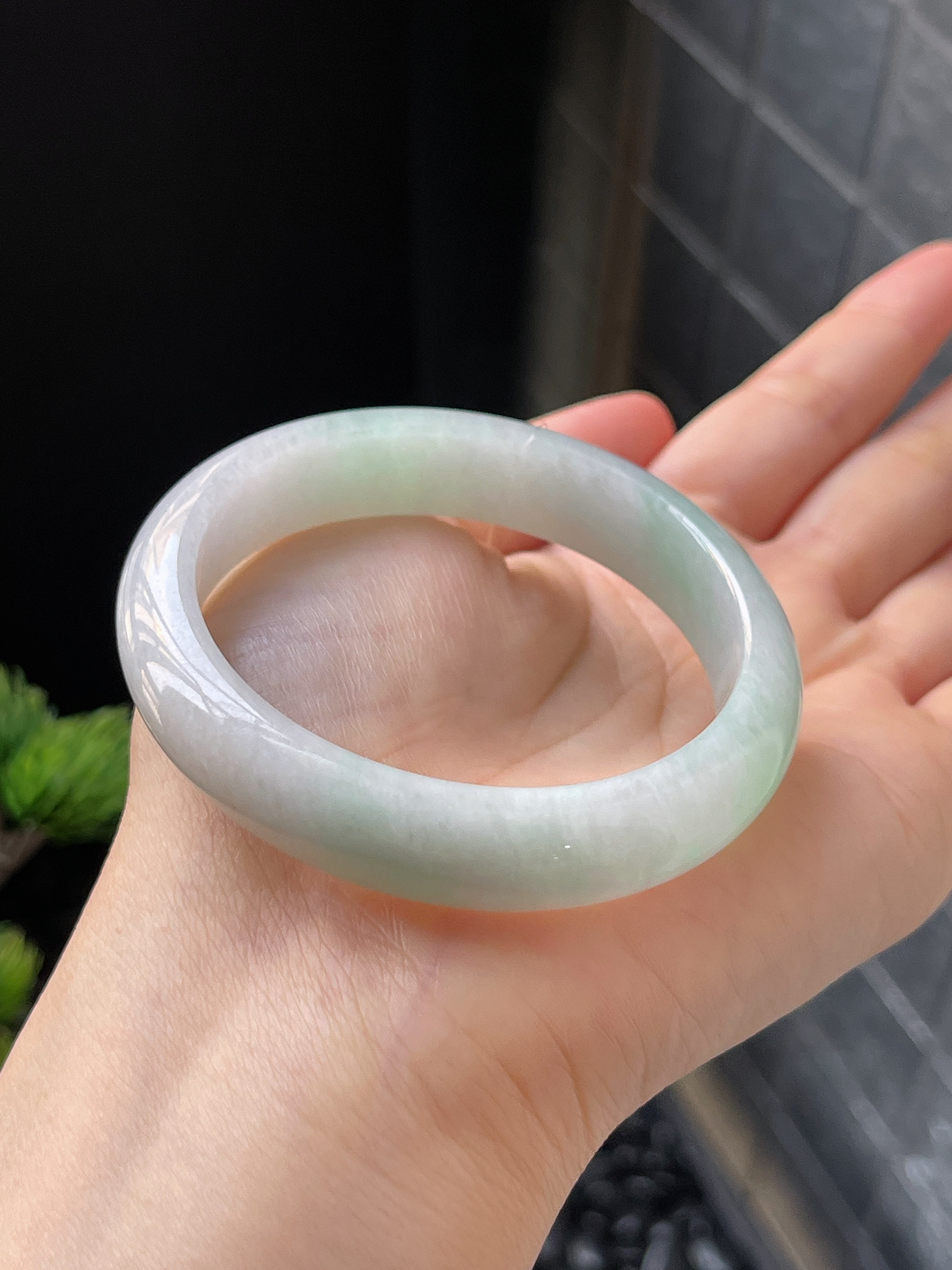 正圈51.9圈口，翡翠糯化种飘绿手镯