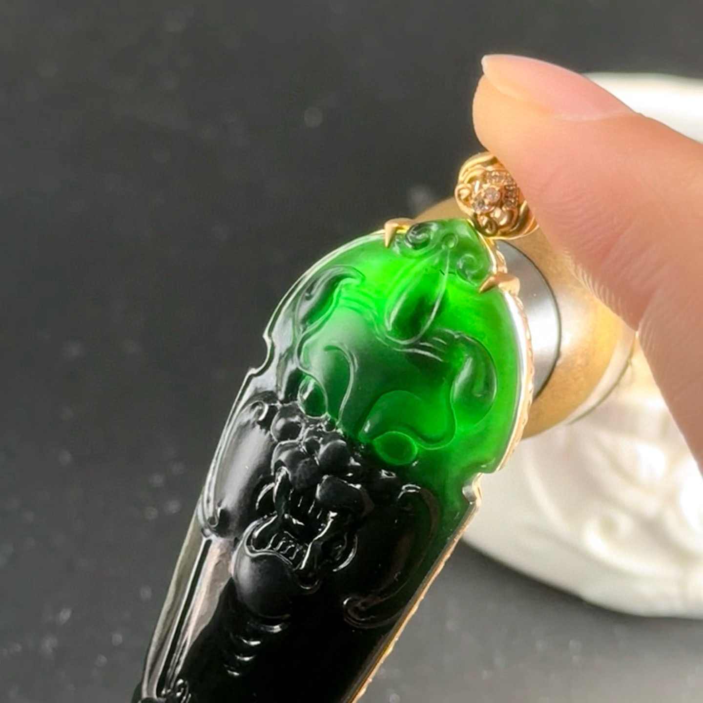 精品18k墨翠仿古瑞兽牌 种好色正 黑度极好 打灯通透 油性十足 尺寸62.3