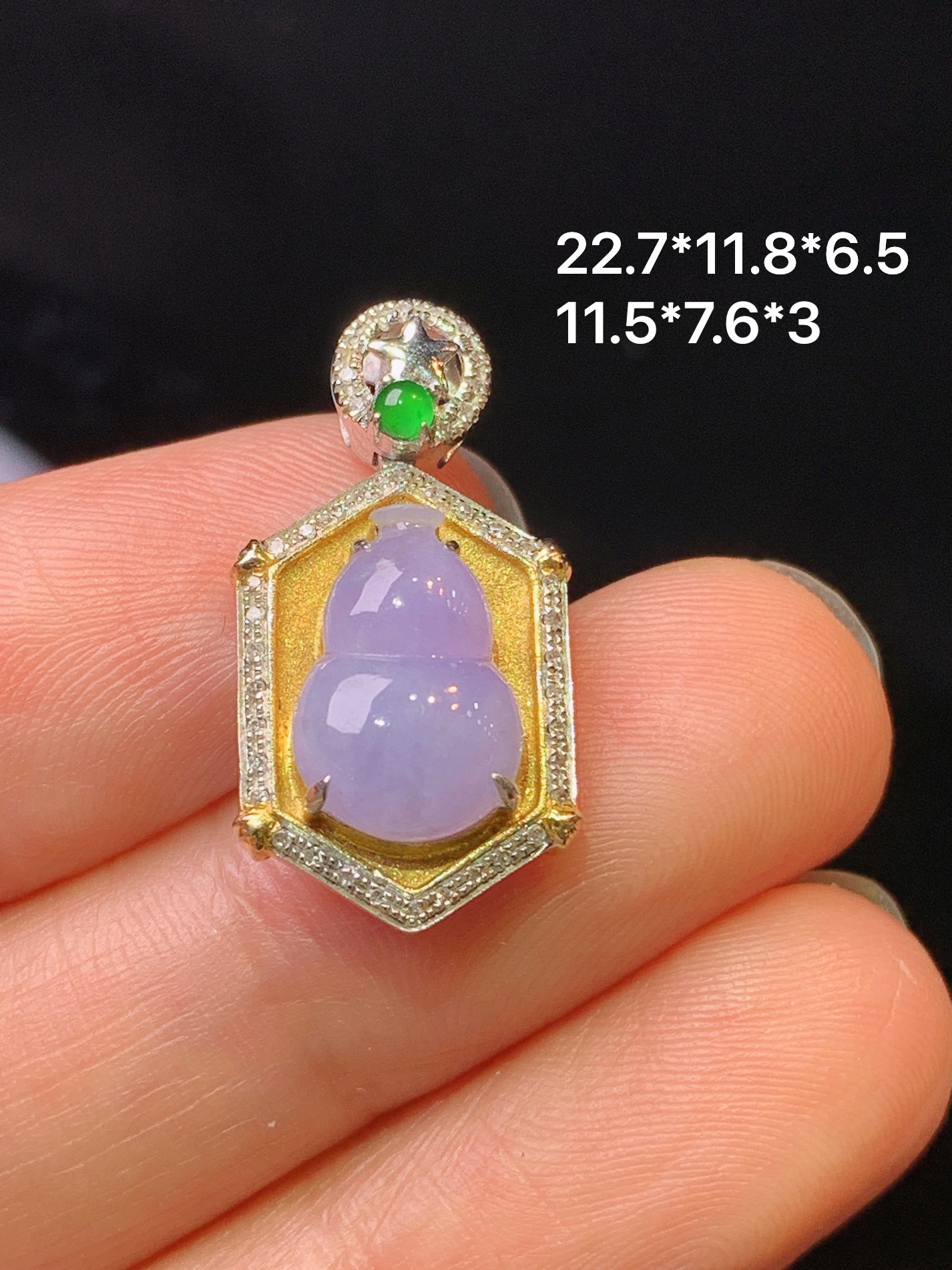 18k金钻镶嵌紫罗兰葫芦吊坠 玉质细腻 色泽艳丽清新 水润亮眼 整体尺寸22.7*11.8*6.5y4