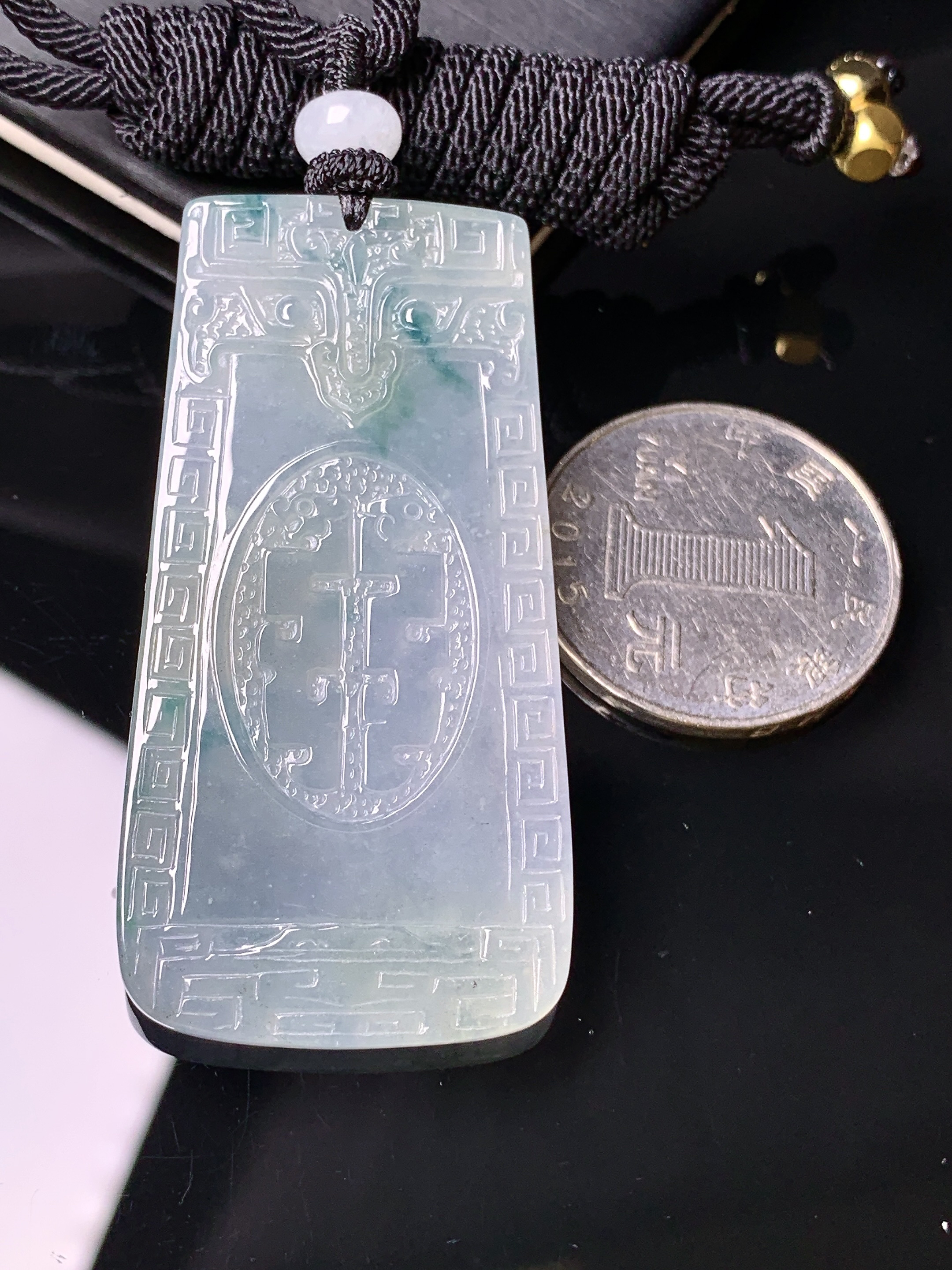 飘绿雕花牌吊坠 玉质细腻 色泽艳丽清新 水润亮眼 整体尺寸52.3*26.6*3.6L1