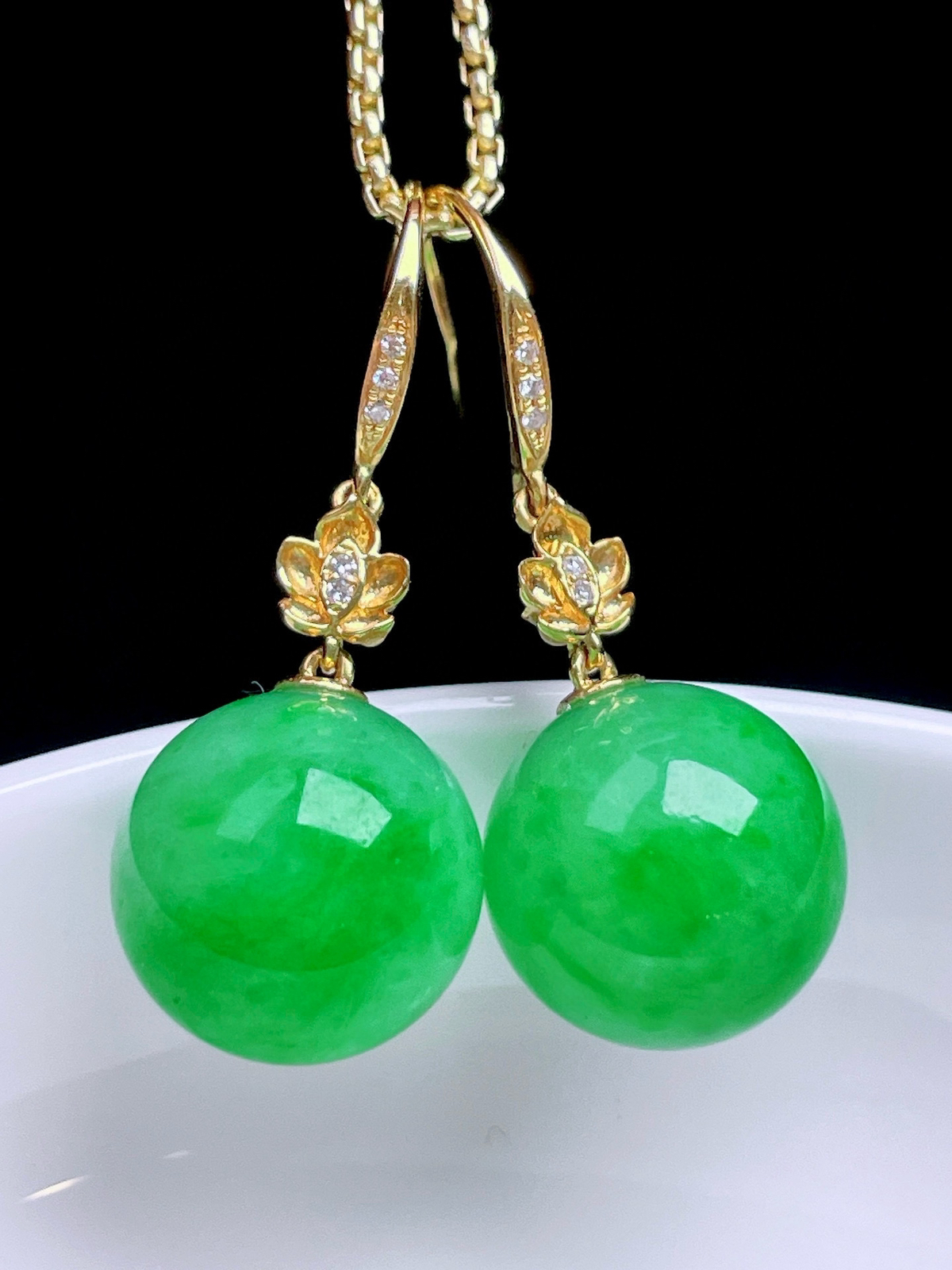 冰阳绿圆珠耳坠 
色泽鲜艳，油润起胶，18k金镶嵌
整体：26.3
裸石：11.1