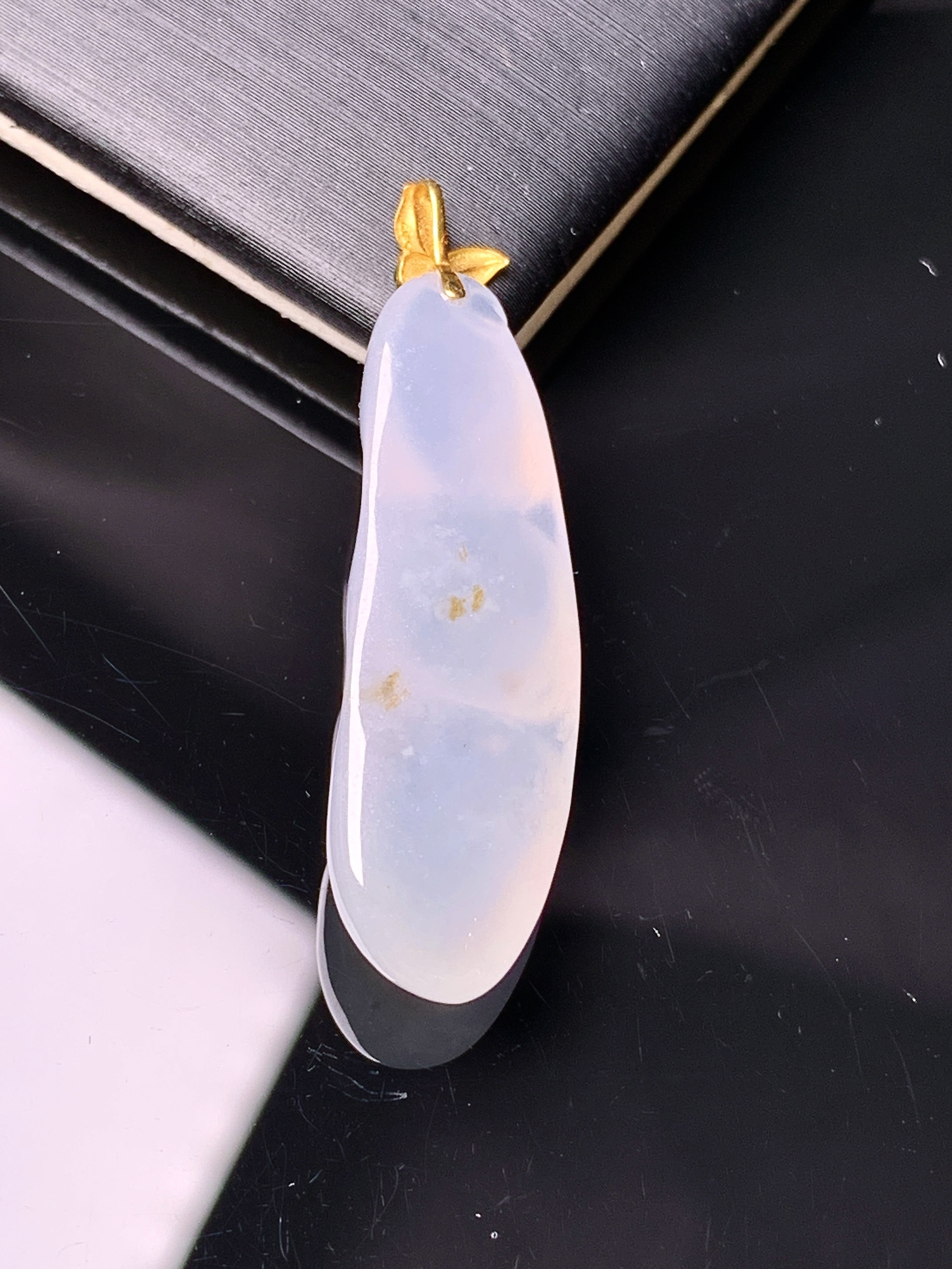 18k金镶嵌冰种四季豆吊坠 玉质细腻 色泽艳丽清新 水润亮眼 整体尺寸36.6*11*6.5c1