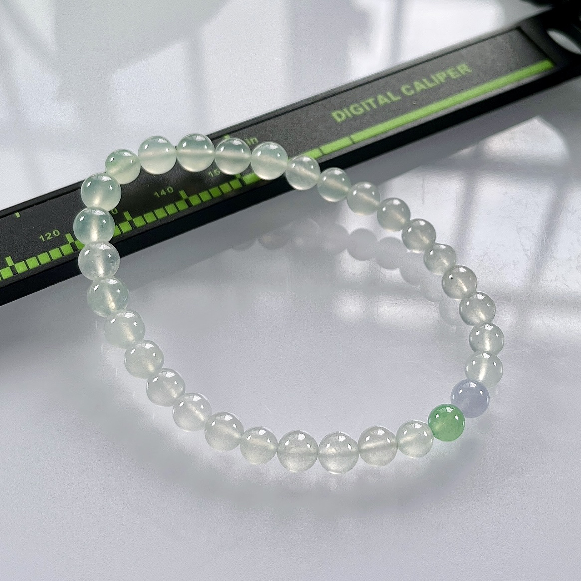 缅甸天然翡翠A货，卡6.3高冰种起光起胶圆珠手串手链，尺寸：大珠6.3mm～小珠5.5/31颗，重量