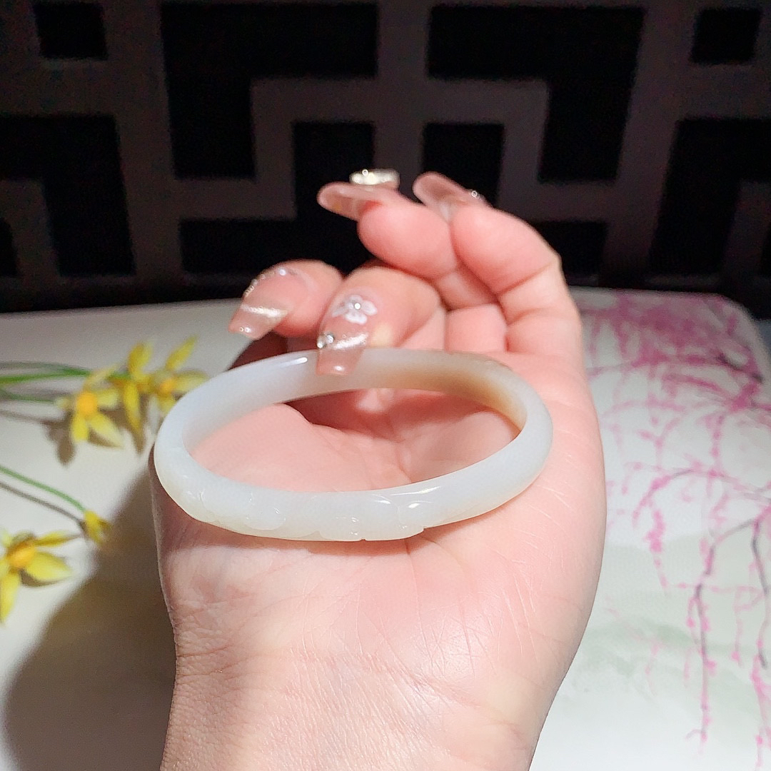 和田玉49圈口且末糖料雕花手镯！贵妃手镯，内径长/宽54/44玉质细腻油润 底色纯净 脂粉好，品质高。