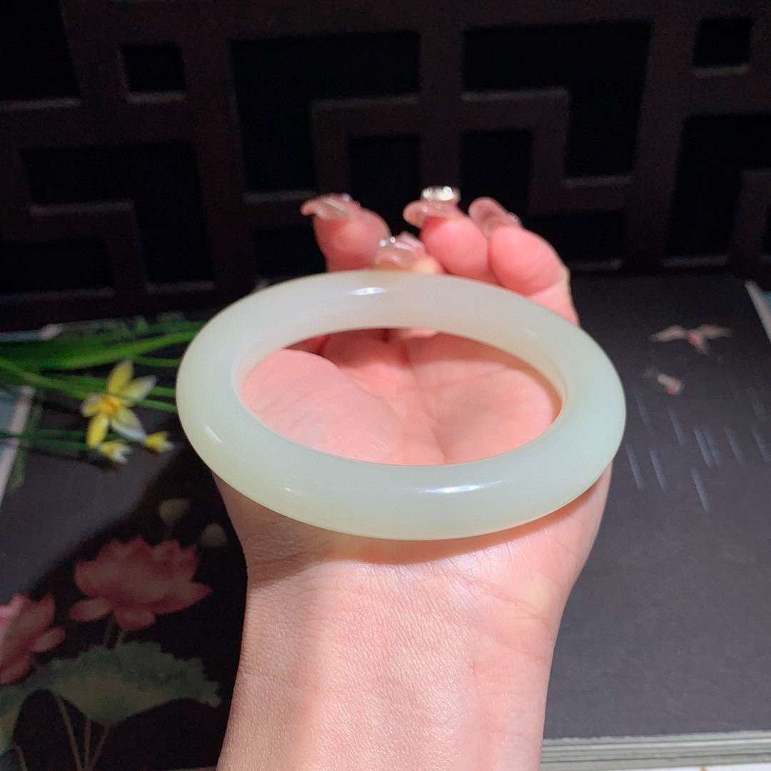 和田玉59.5圈晴水色肥圆条手镯！清水色！玉质细腻油润 底色纯净 无裂无杂 脂粉好，品质高。