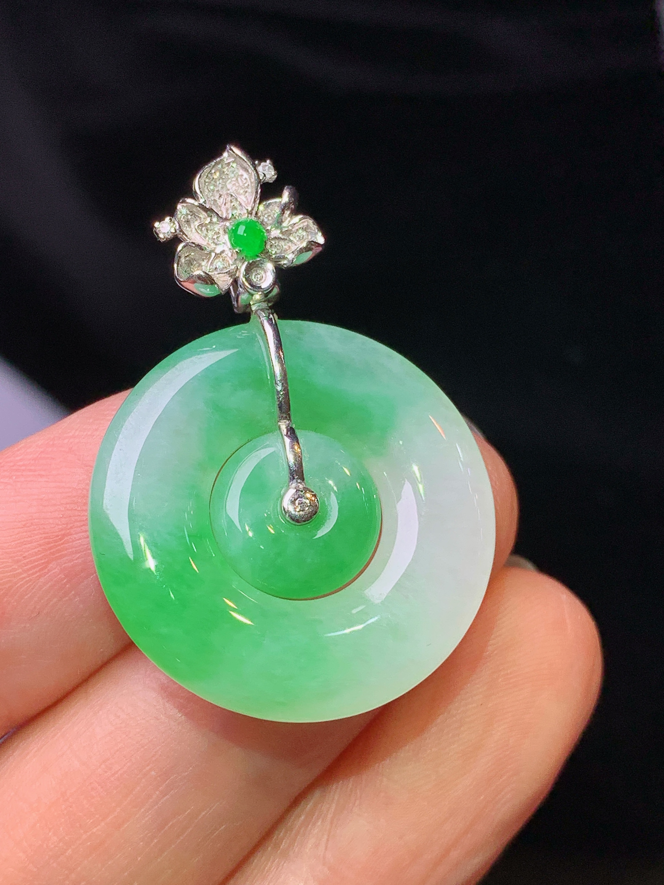 18k金钻镶嵌飘绿子母平安扣扣吊坠 玉质细腻 色泽艳丽清新 水润亮眼 整体尺寸33.8*23.5*4