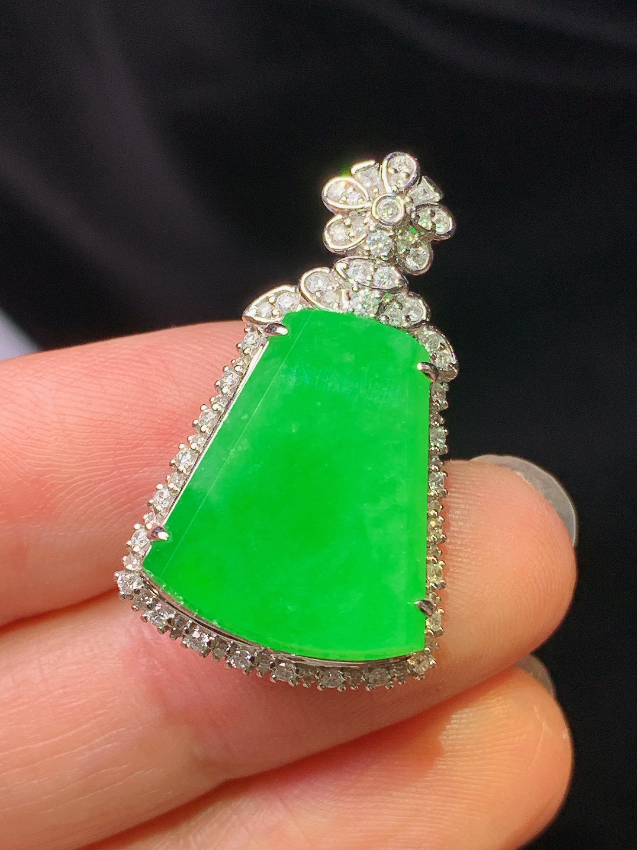 18k金钻镶嵌翠绿无事牌吊坠 玉质细腻 色泽艳丽清新 水润亮眼 整体尺寸29.5*17.5*10y1