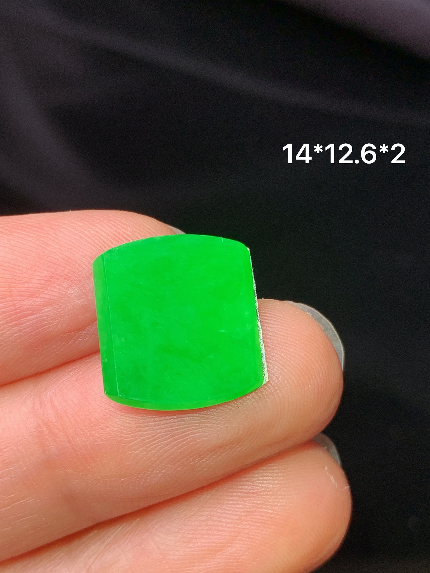 镶嵌款 翠绿无事牌吊坠 玉质细腻 色泽艳丽清新 水润亮眼 整体尺寸14*12.6*2x4