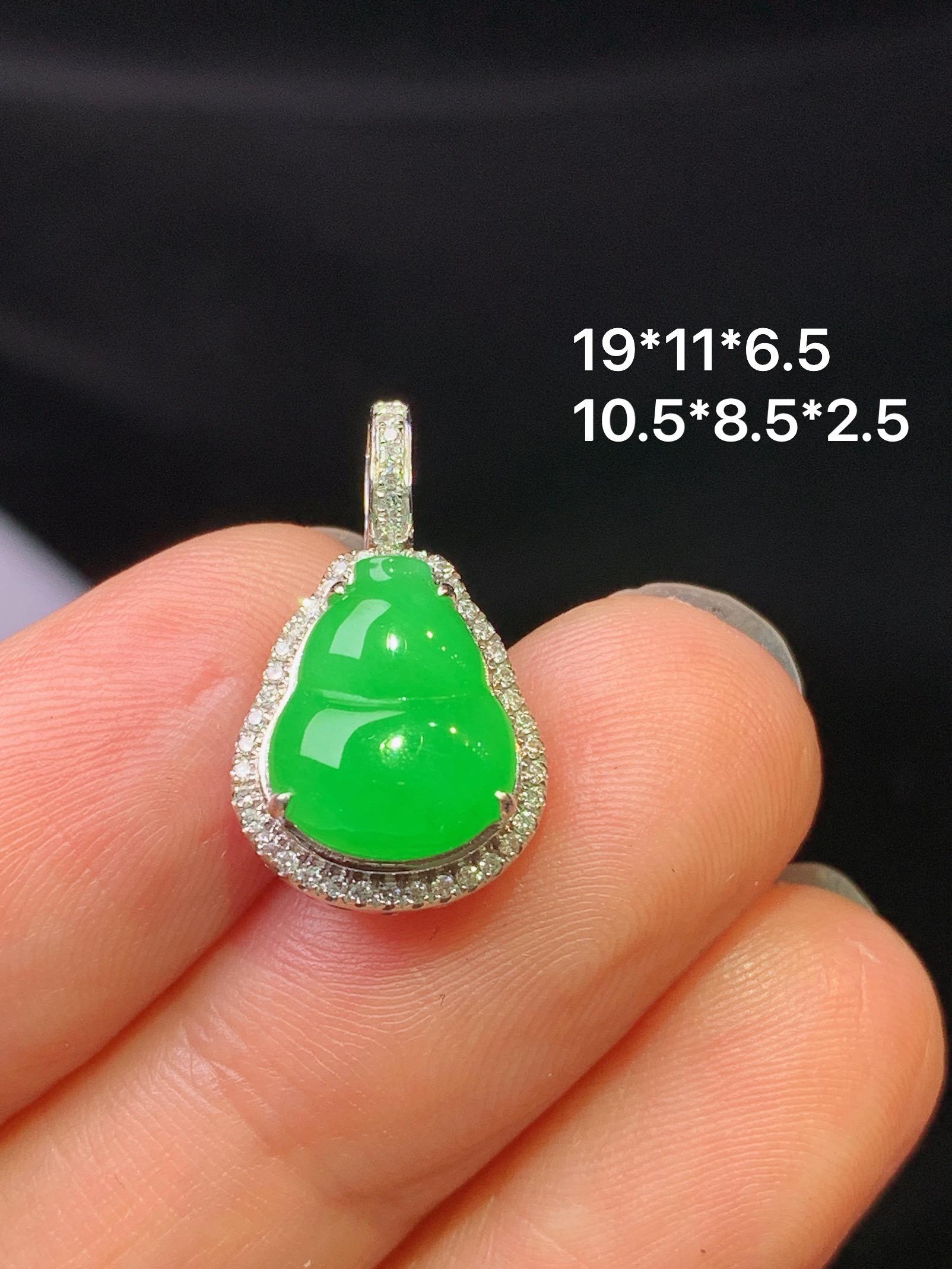 18k金钻镶嵌翠绿葫芦吊坠 玉质细腻 色泽艳丽清新 水润亮眼 整体尺寸19*11*6.5x4