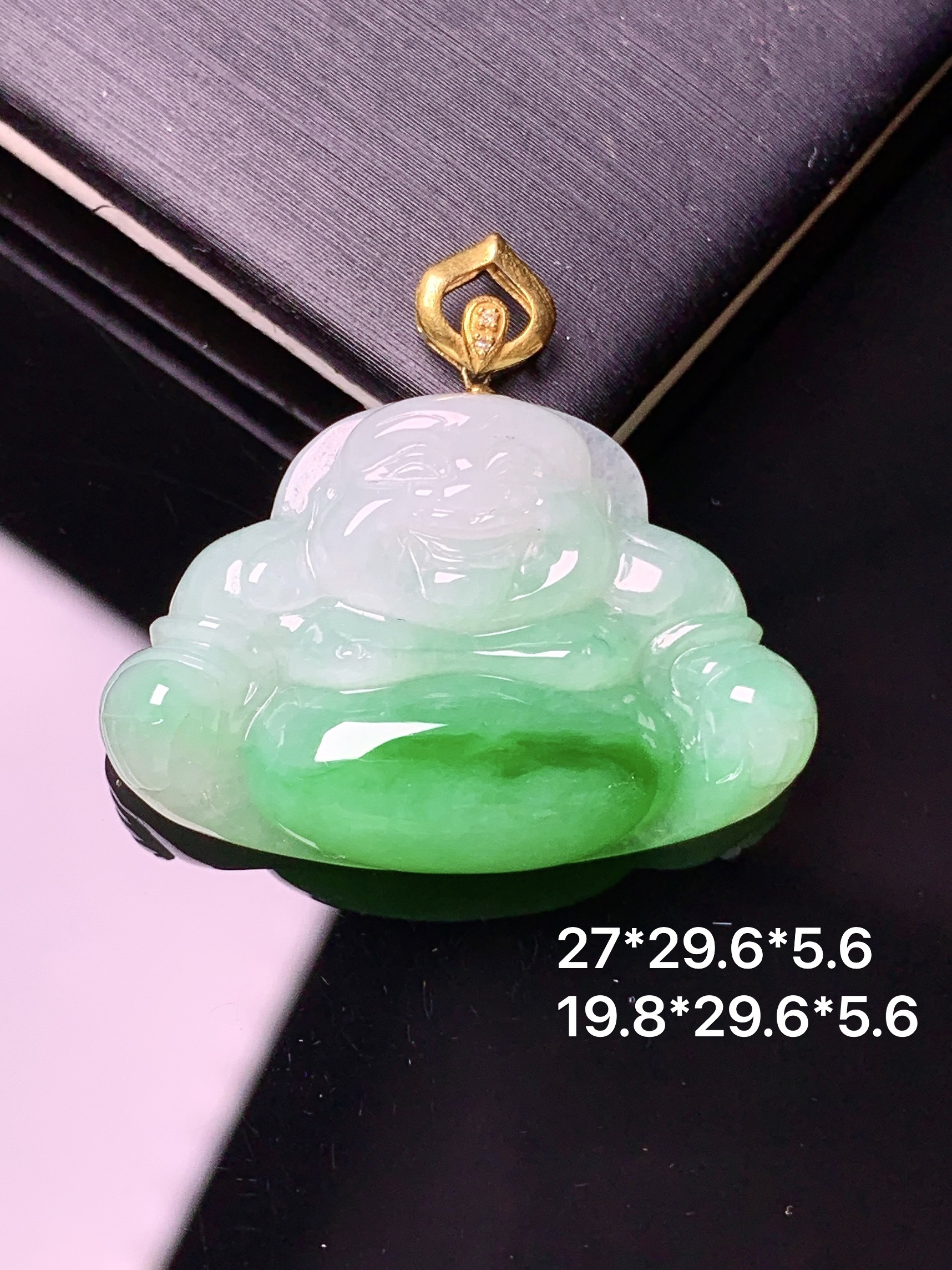 18k金镶嵌飘绿佛公吊坠 玉质细腻 色泽艳丽清新 水润亮眼 整体尺寸27*29.6*5.6m1