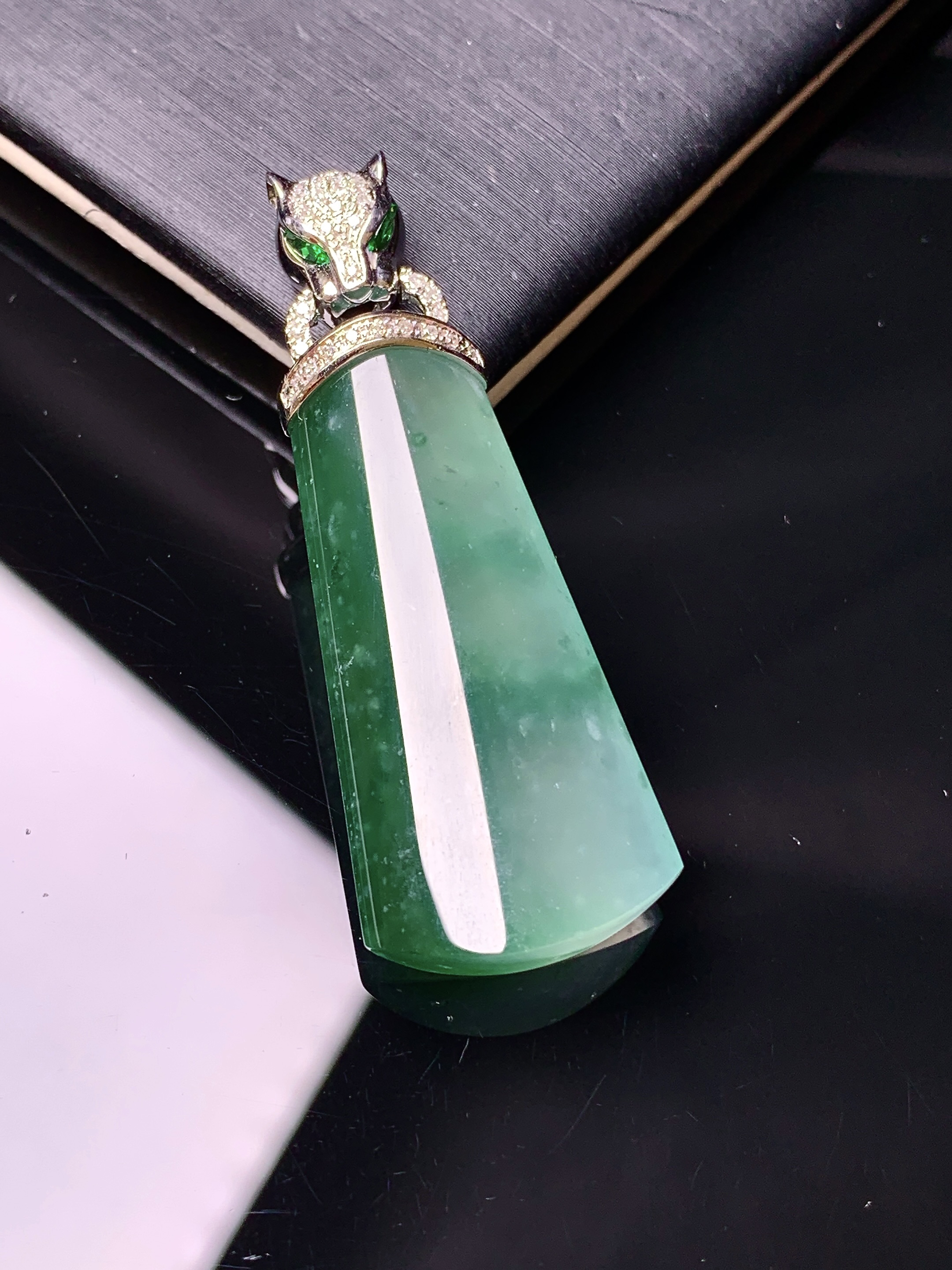 18k金钻镶嵌冰种飘绿玉柱吊坠 玉质细腻 色泽艳丽清新 水润亮眼 整体尺寸43.2*16.2*6b1
