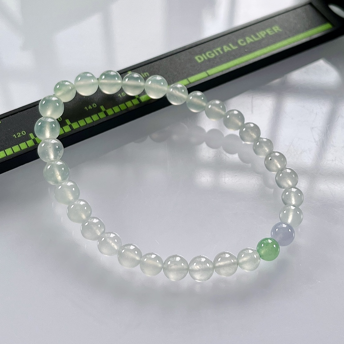 缅甸天然翡翠A货，卡6.3高冰种起光起胶圆珠手串手链，尺寸：大珠6.3mm～小珠5.5/31颗，重量：11.24g