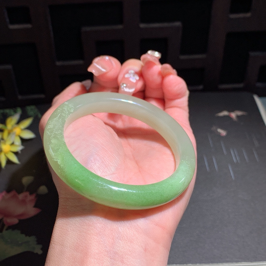 和田玉54.5圈口翠青手镯！玉质细腻油润 底色纯净 无裂无黑 脂粉好，品质高