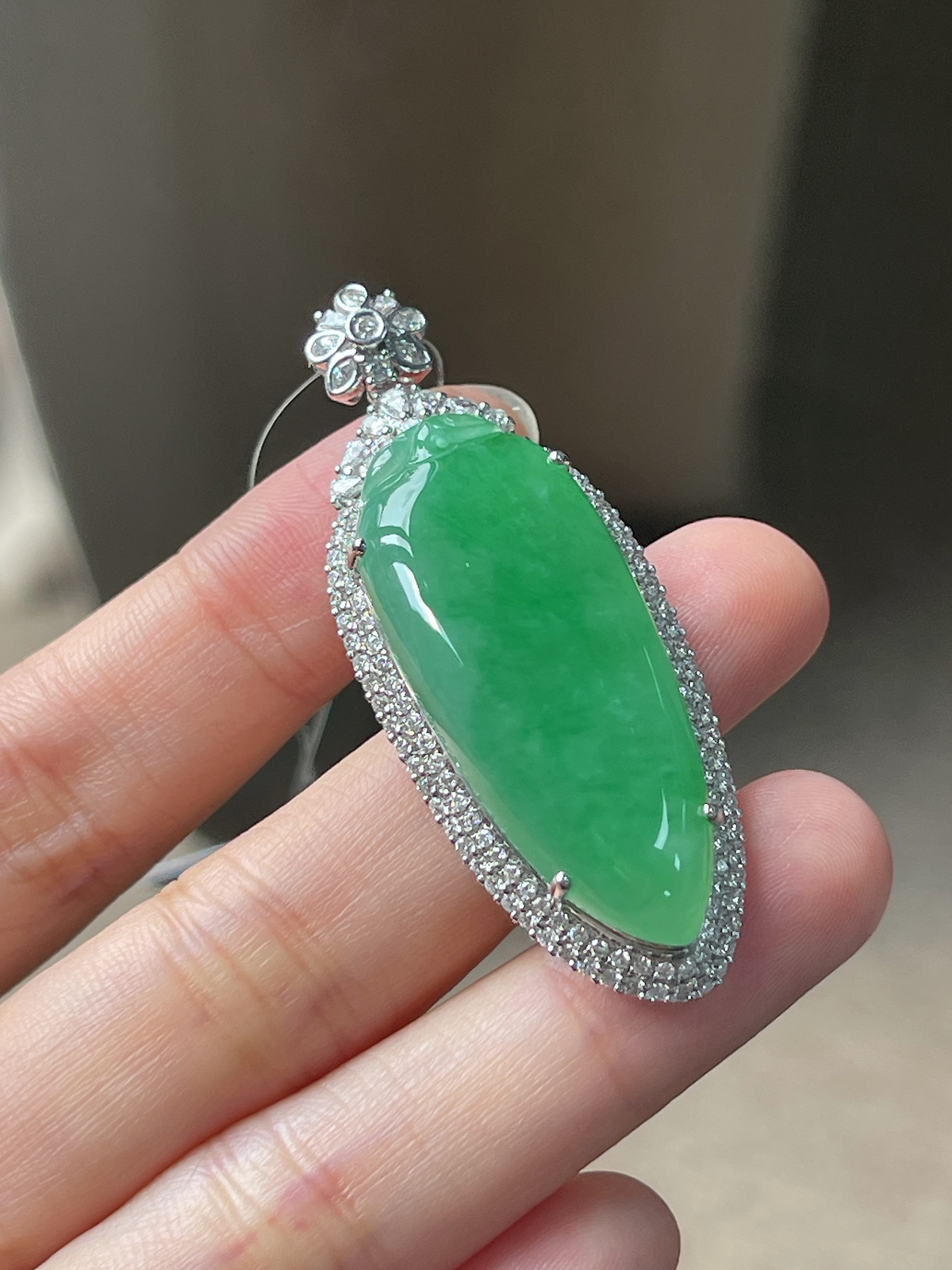 翡翠冰糯种绿色福瓜，印记：G18K,伴钻石