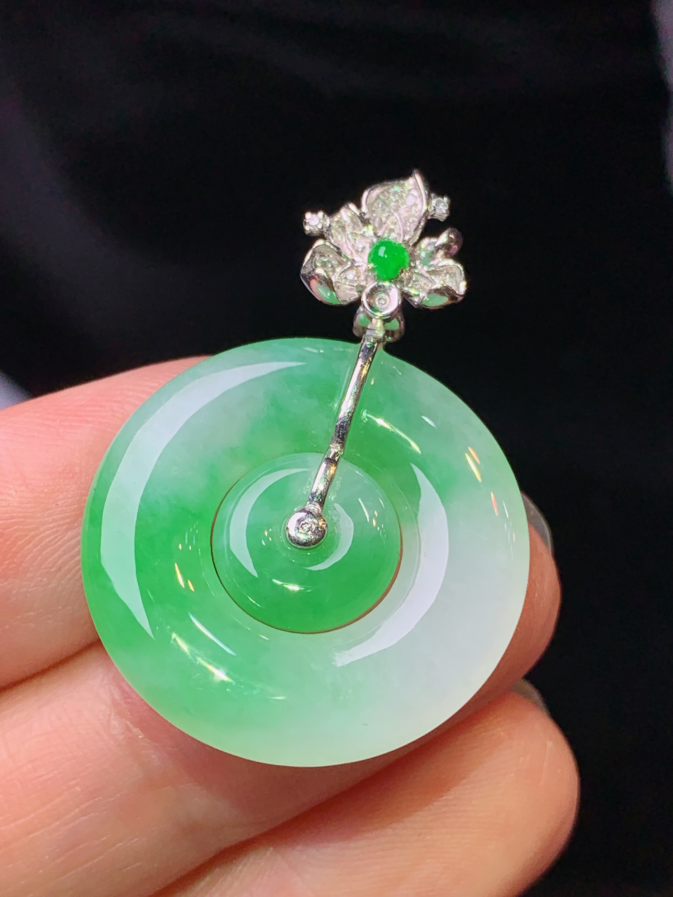 18k金钻镶嵌飘绿子母平安扣扣吊坠 玉质细腻 色泽艳丽清新 水润亮眼 整体尺寸33.8*23.5*4b1