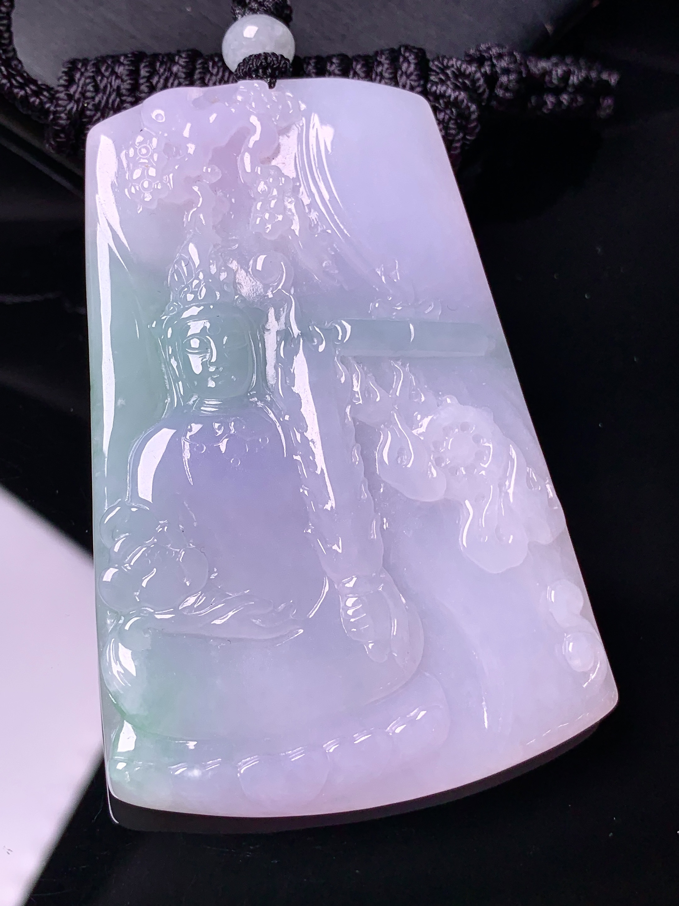 淡紫罗兰飘绿观音菩萨吊坠 玉质细腻 色泽艳丽清新 水润亮眼 整体尺寸66.2*44.5*5.3L1