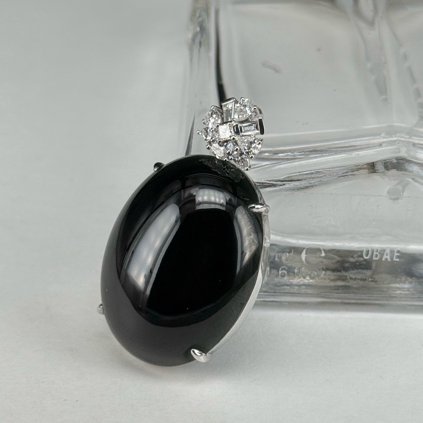 精品18k满钻墨翠蛋面吊坠 简约大气 种好色正 黑度极好 打灯通透 尺寸38.2