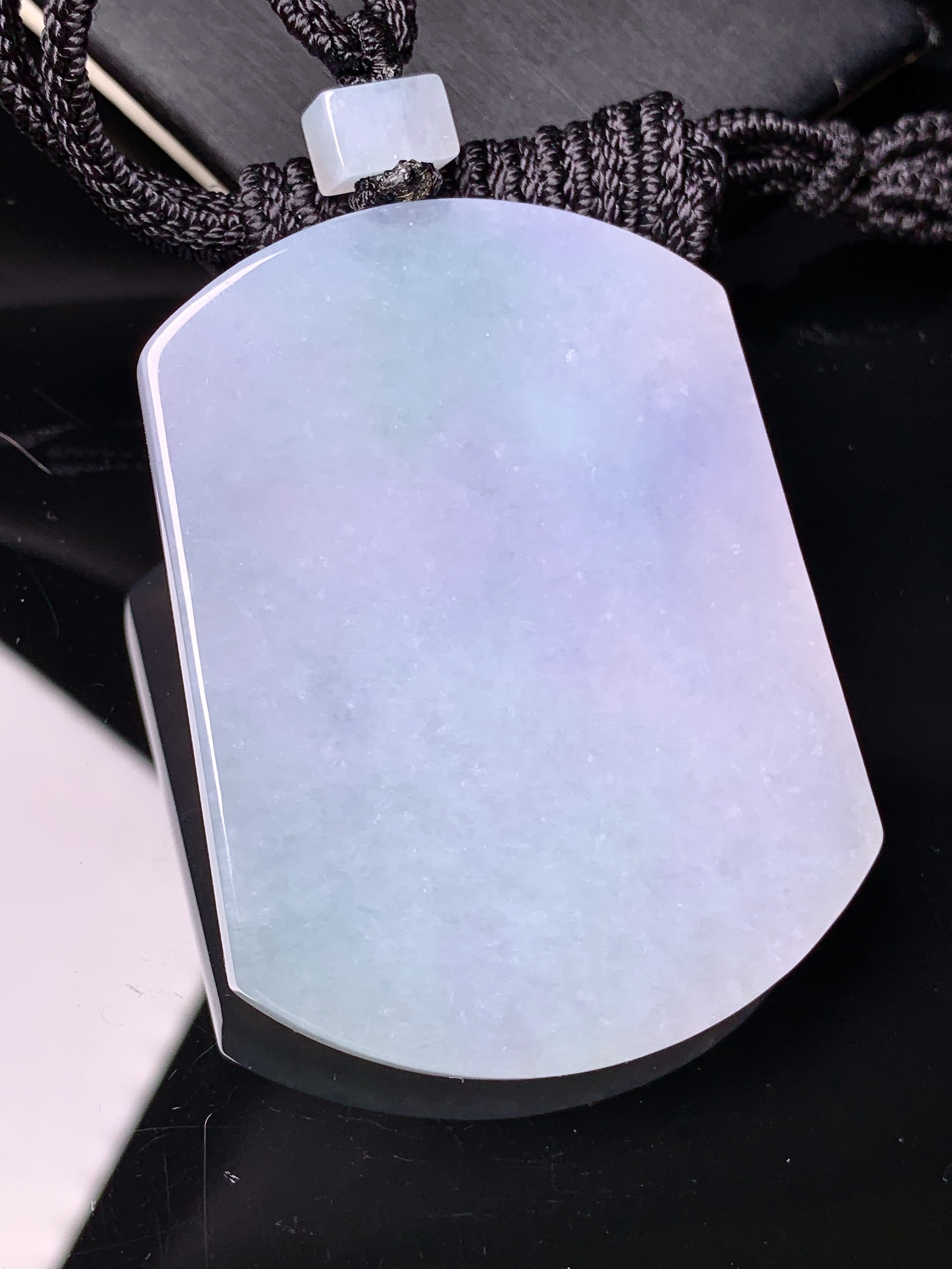 淡紫罗兰飘绿无事牌吊坠 玉质细腻 色泽艳丽清新 水润亮眼 整体尺寸57*43*5.6L1