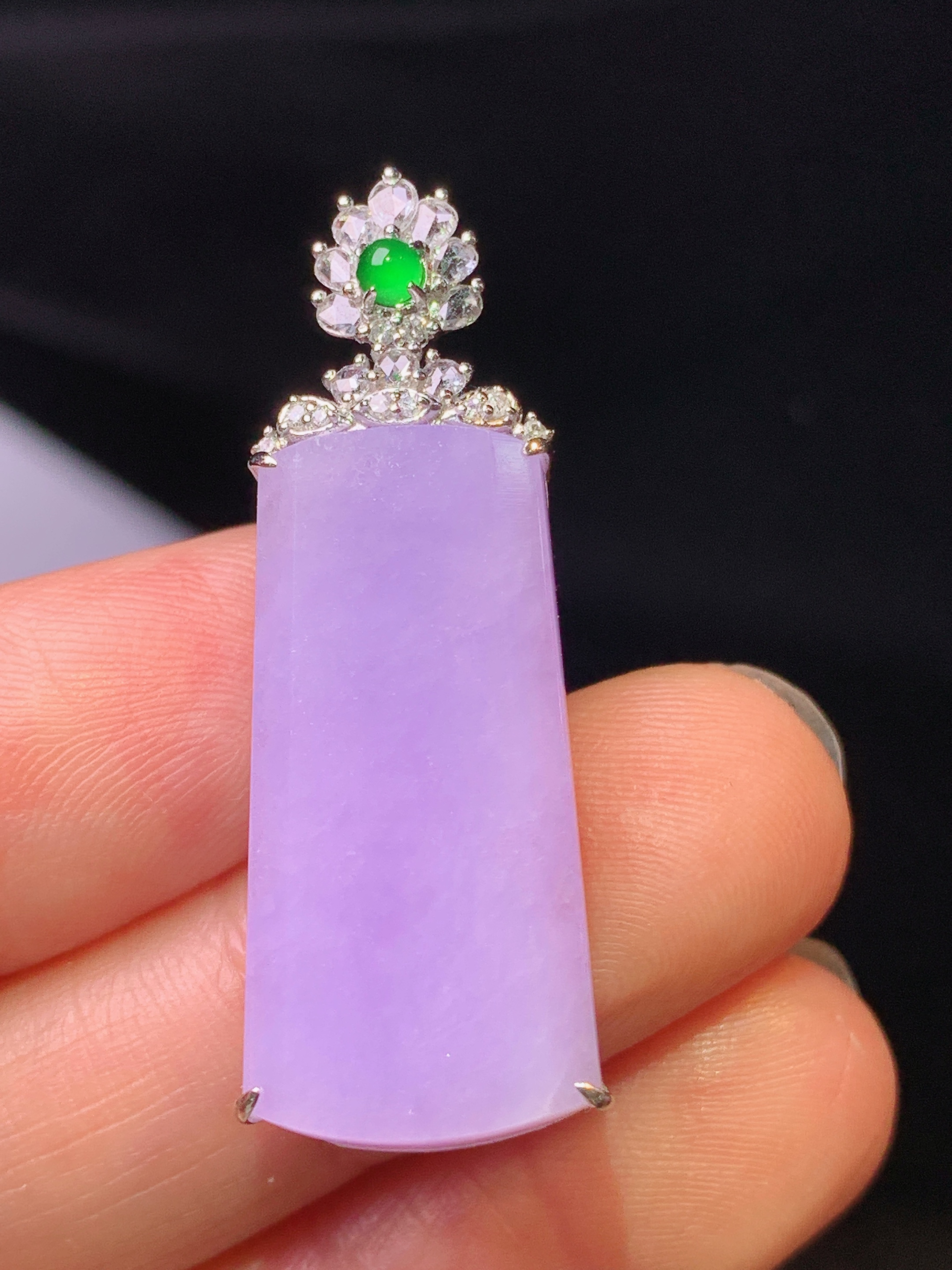 18k金钻镶嵌紫罗兰无事牌吊坠 玉质细腻 色泽艳丽清新 水润亮眼 整体尺寸35.8*12.2*7.6