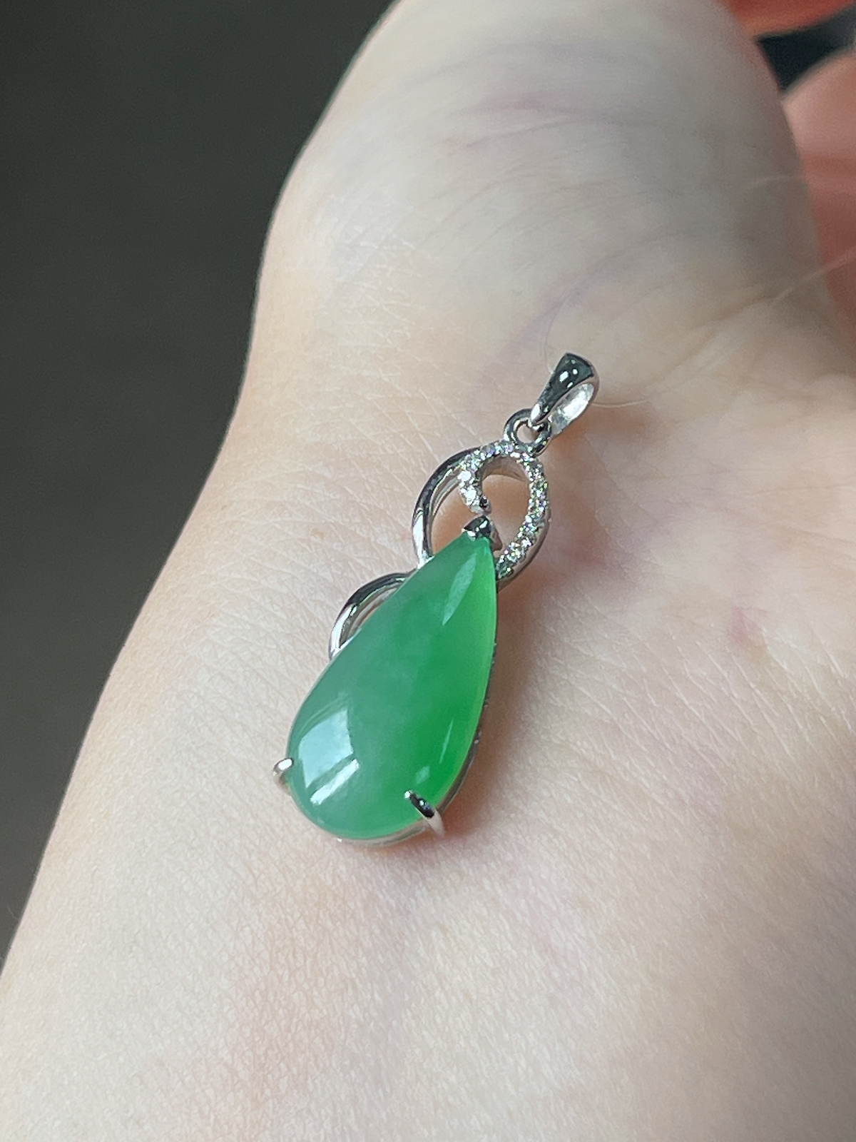 翡翠冰糯种浅绿色水滴吊坠，印记：G18K,伴钻石
