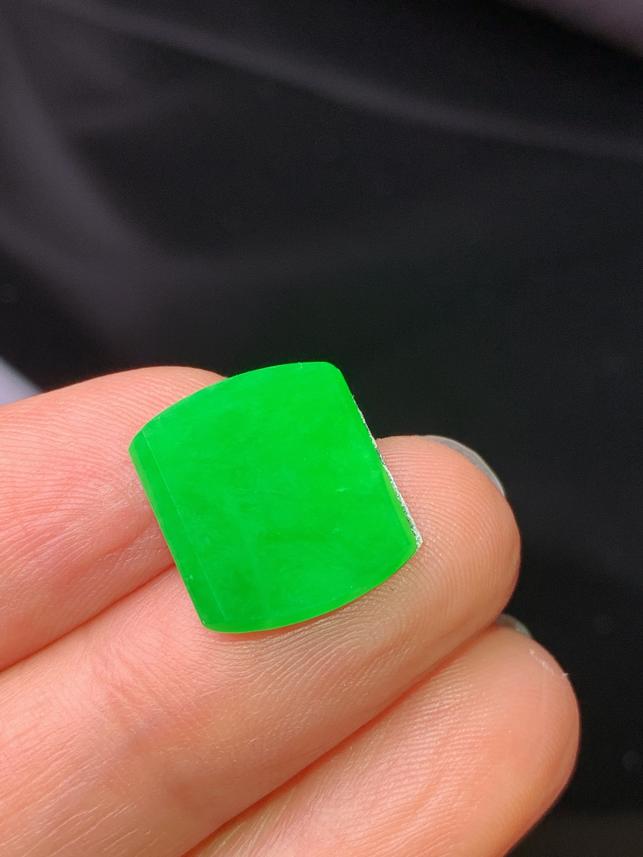 镶嵌款 翠绿无事牌吊坠 玉质细腻 色泽艳丽清新 水润亮眼 整体尺寸14*12.6*2x4