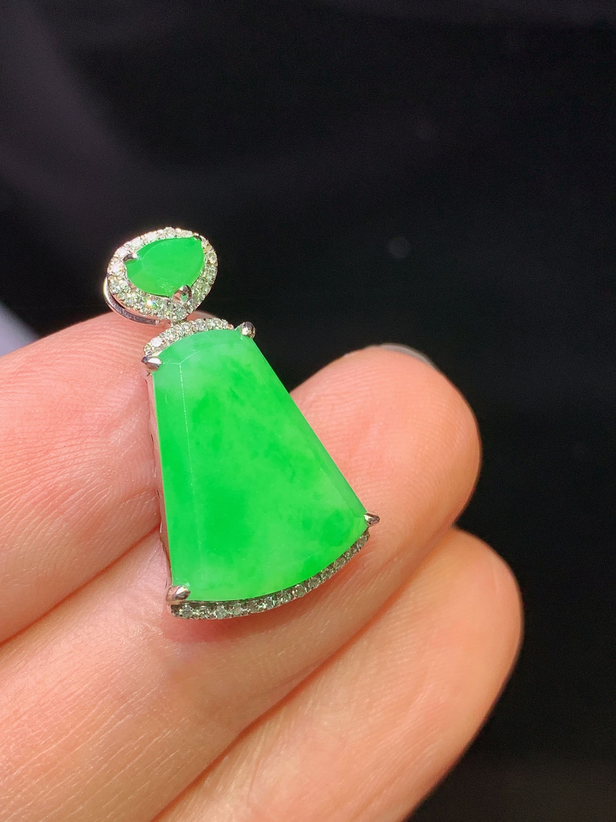 18k金钻镶嵌翠绿无事牌吊坠 玉质细腻 色泽艳丽清新 水润亮眼 整体尺寸21.8*12.8*5.2b