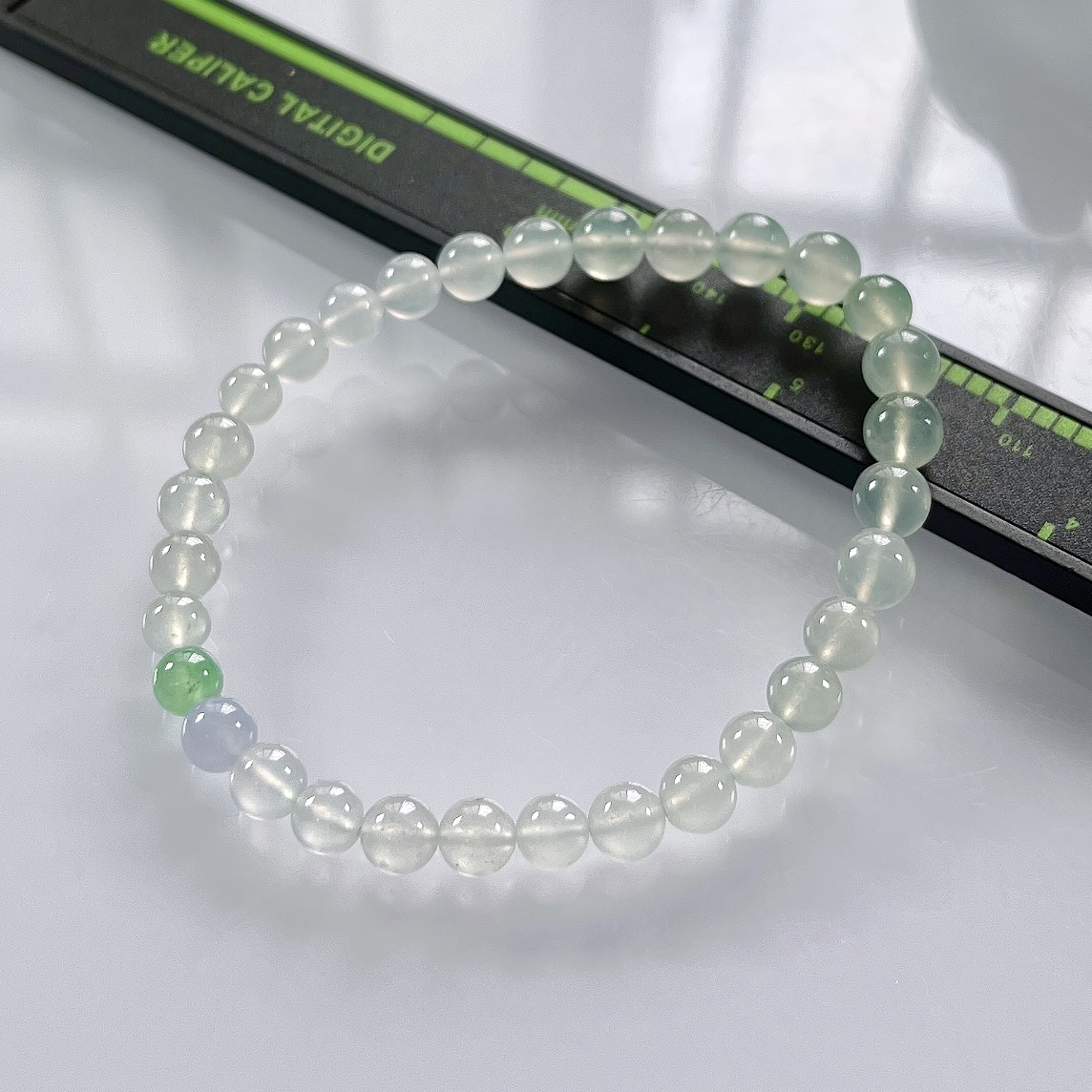 缅甸天然翡翠A货，卡6.3高冰种起光起胶圆珠手串手链，尺寸：大珠6.3mm～小珠5.5/31颗，重量：11.24g