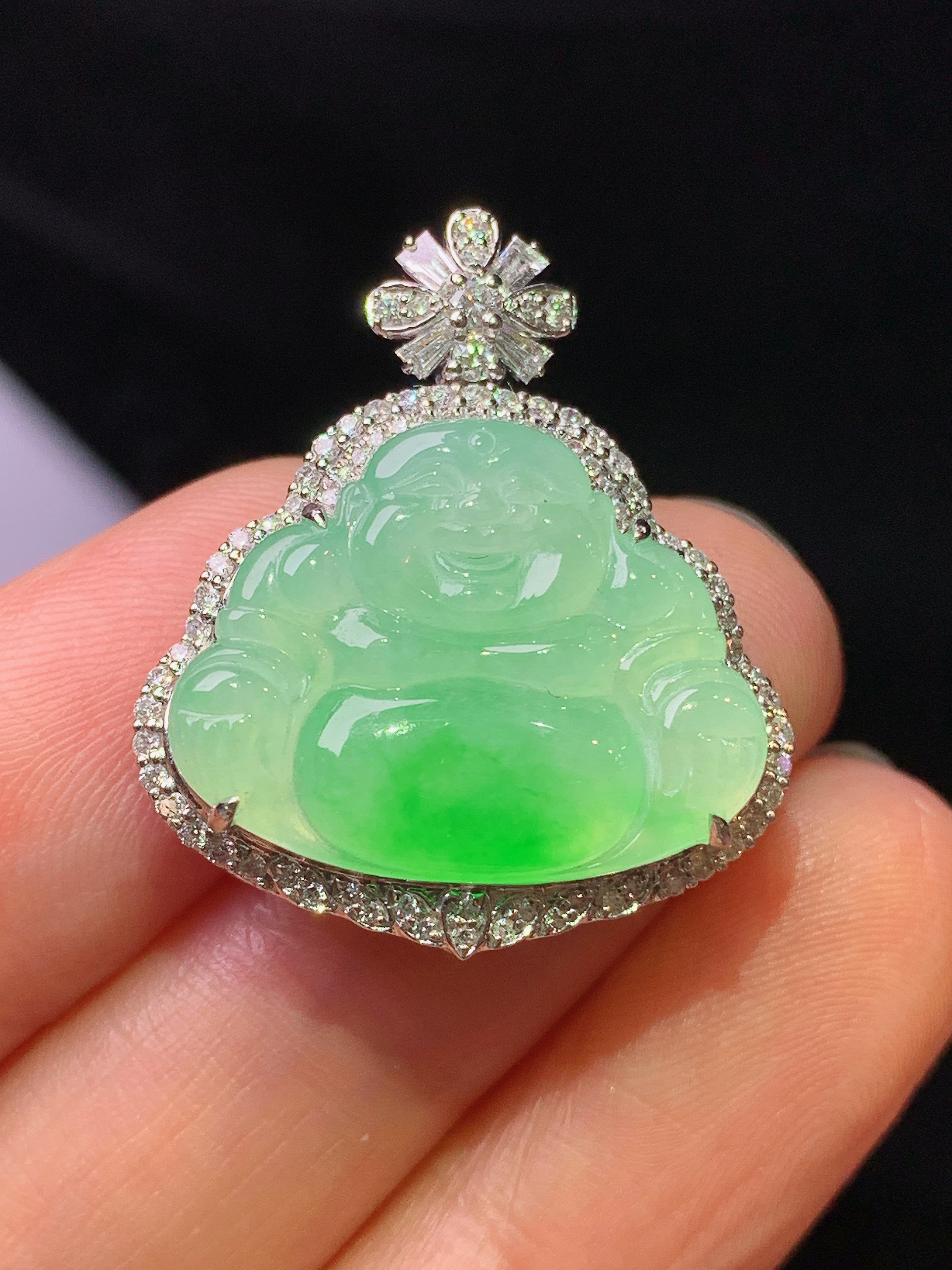 18k金钻镶嵌翠绿佛公吊坠 玉质细腻 色泽艳丽清新 水润亮眼 整体尺寸27*23*7.8x4