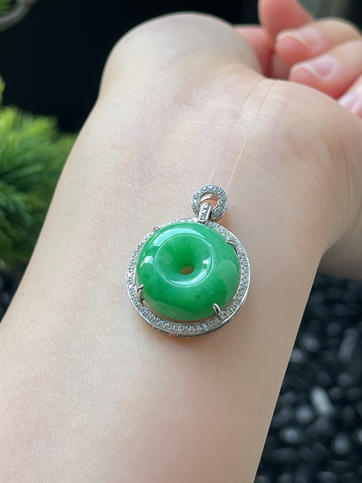 翡翠糯化种绿色平安扣挂件，印记：G18K,伴钻石