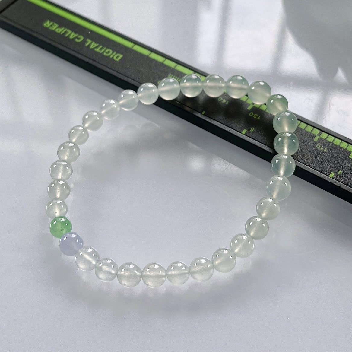 缅甸天然翡翠A货，卡6.3高冰种起光起胶圆珠手串手链，尺寸：大珠6.3mm～小珠5.5/31颗，重量：11.24g