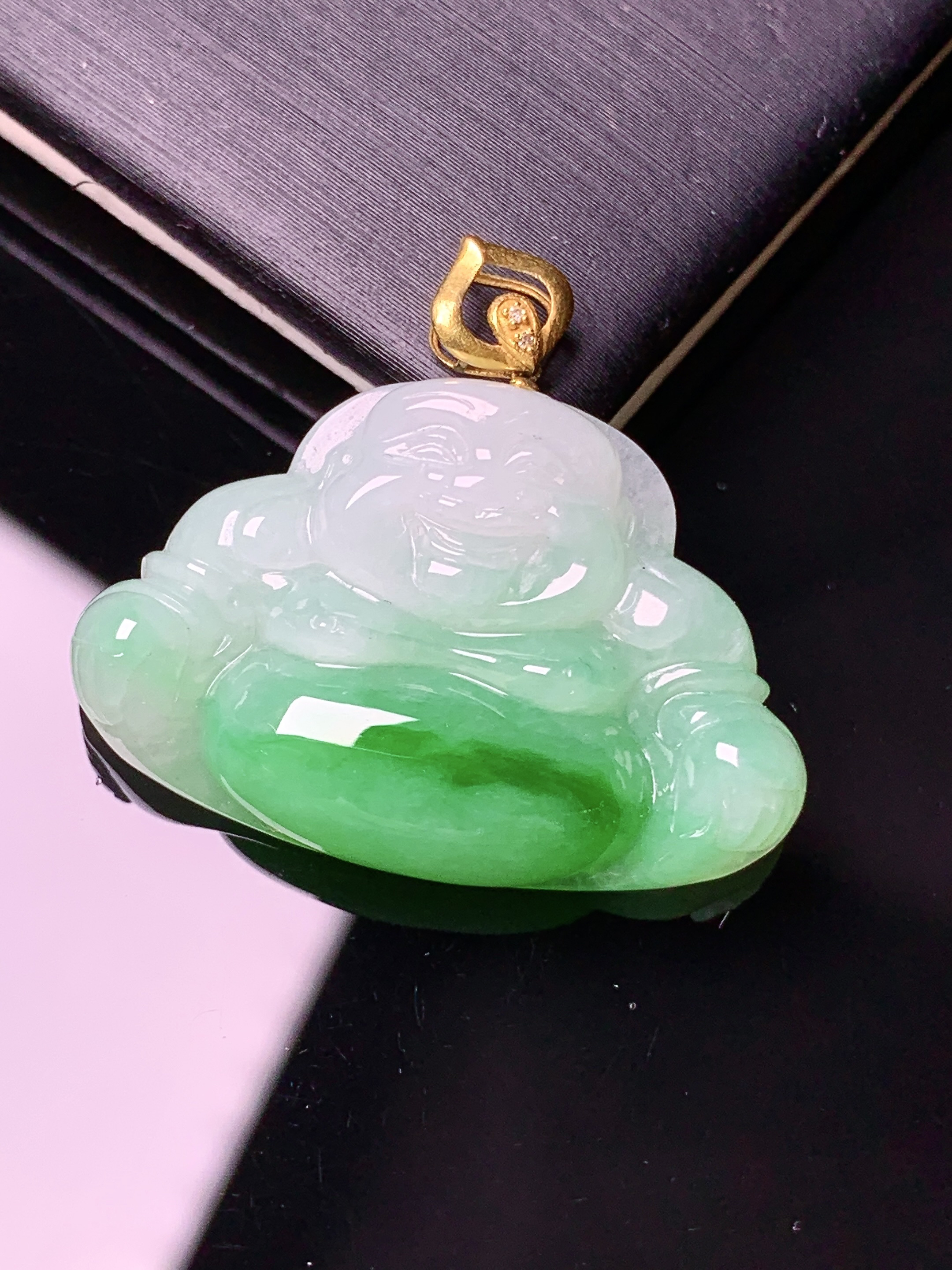18k金镶嵌飘绿佛公吊坠 玉质细腻 色泽艳丽清新 水润亮眼 整体尺寸27*29.6*5.6m1