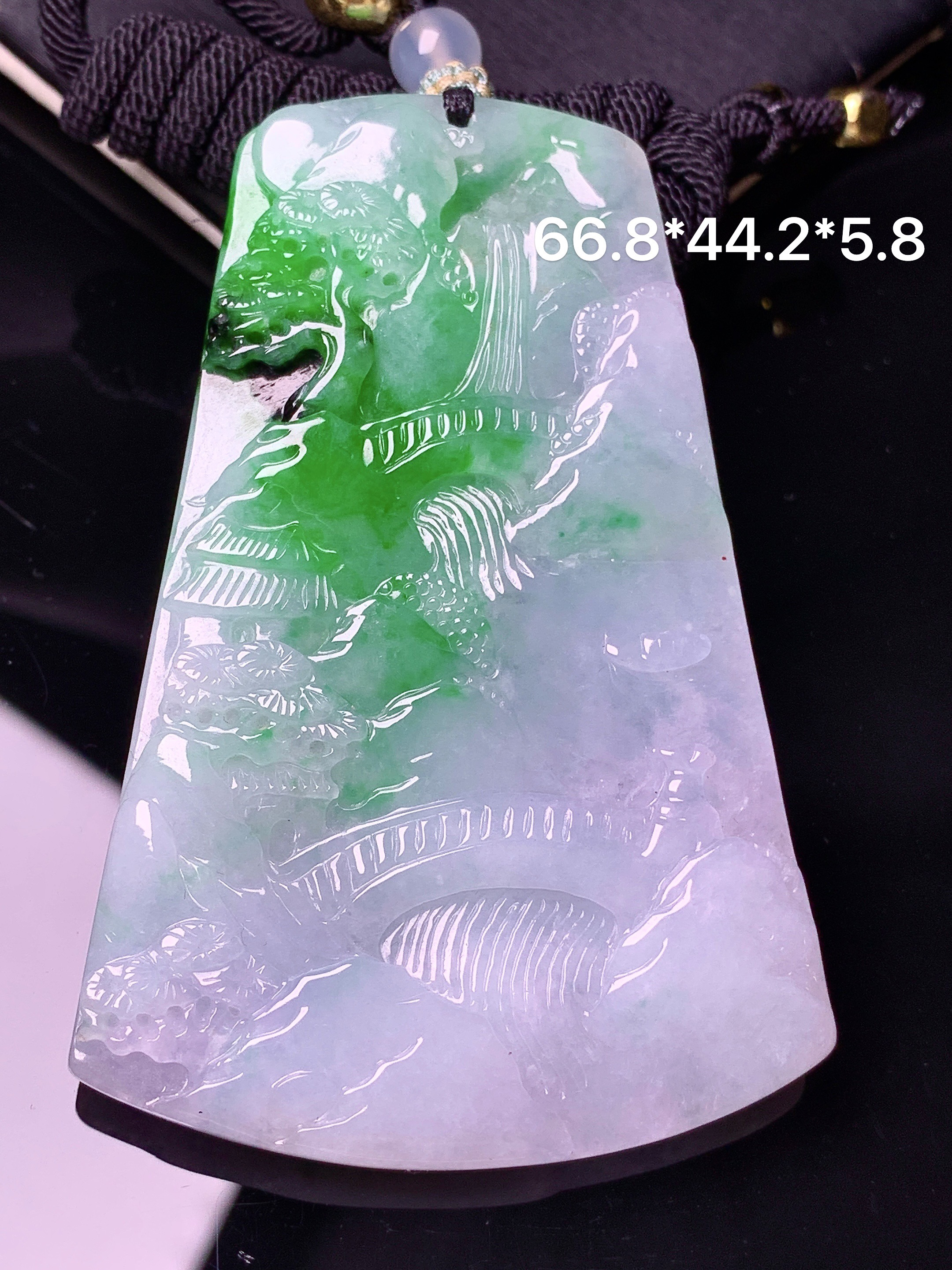 飘绿山水牌子吊坠 玉质细腻 色泽艳丽清新 水润亮眼 整体尺寸66.8*44.2*5.8w1