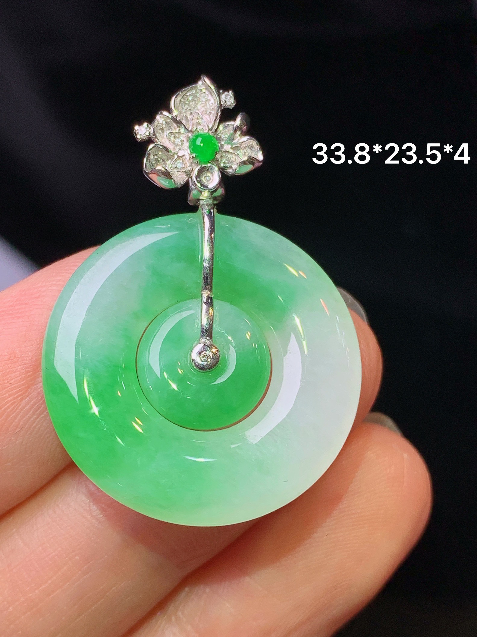 18k金钻镶嵌飘绿子母平安扣扣吊坠 玉质细腻 色泽艳丽清新 水润亮眼 整体尺寸33.8*23.5*4b1