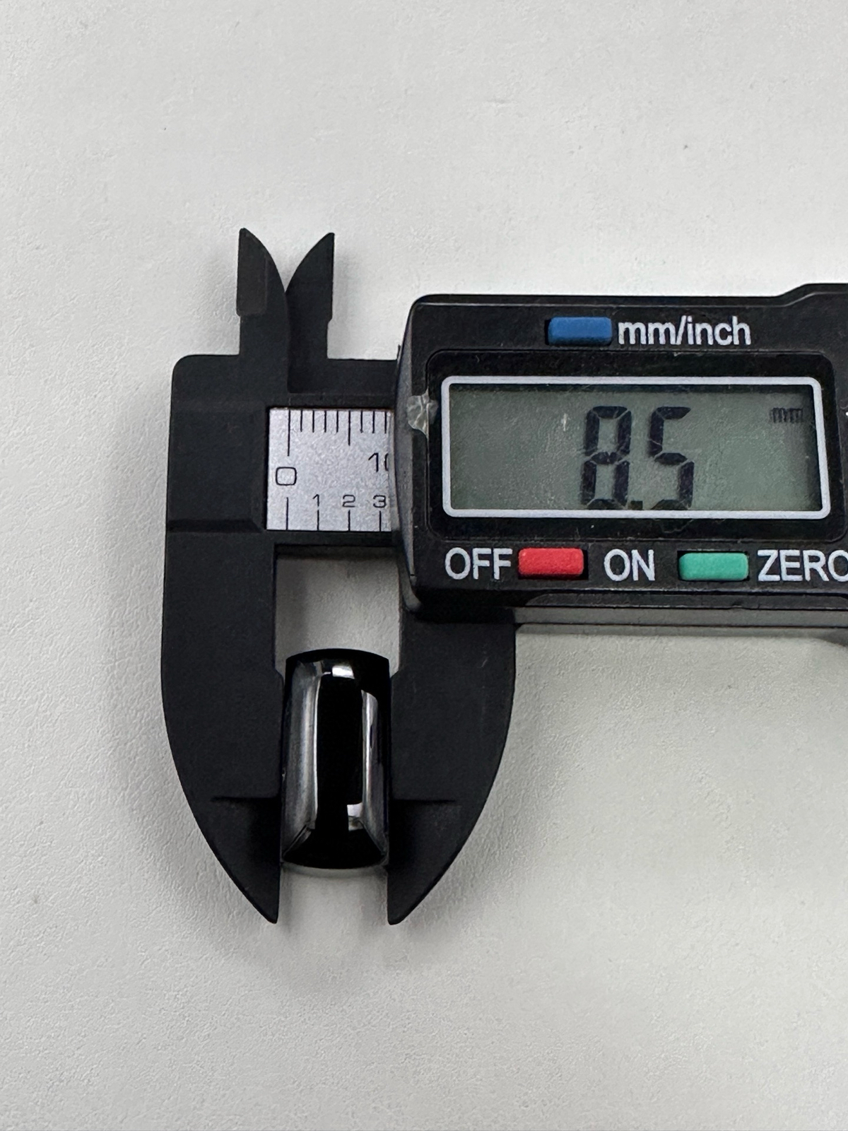 #限时特惠#墨翠马鞍戒面】，黑度极黑  灯照全透  呈帝王绿  种老起光  底极细腻  完美无裂  品相极好 镶嵌后效果倍增