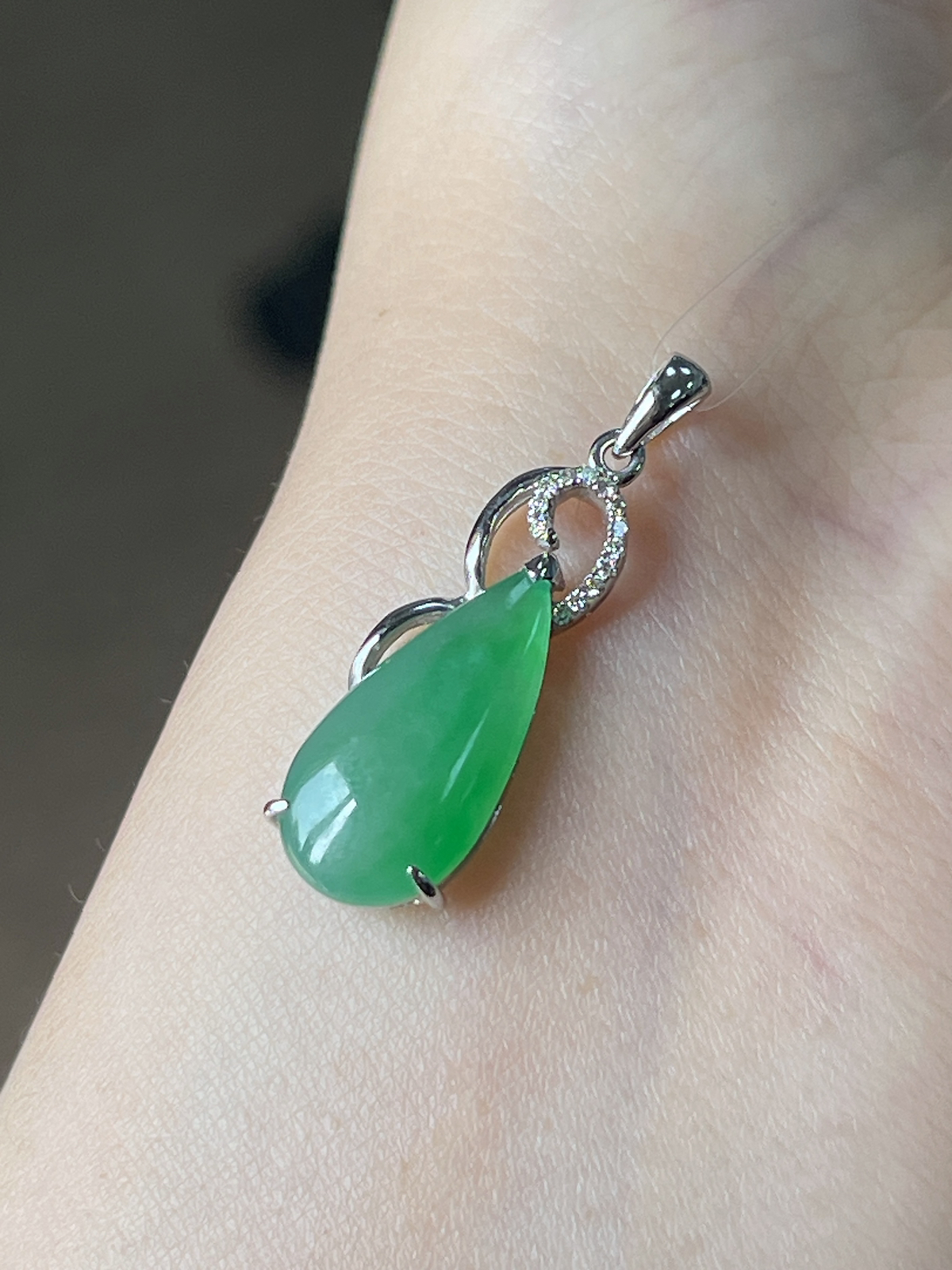翡翠冰糯种浅绿色水滴吊坠，印记：G18K,伴钻石