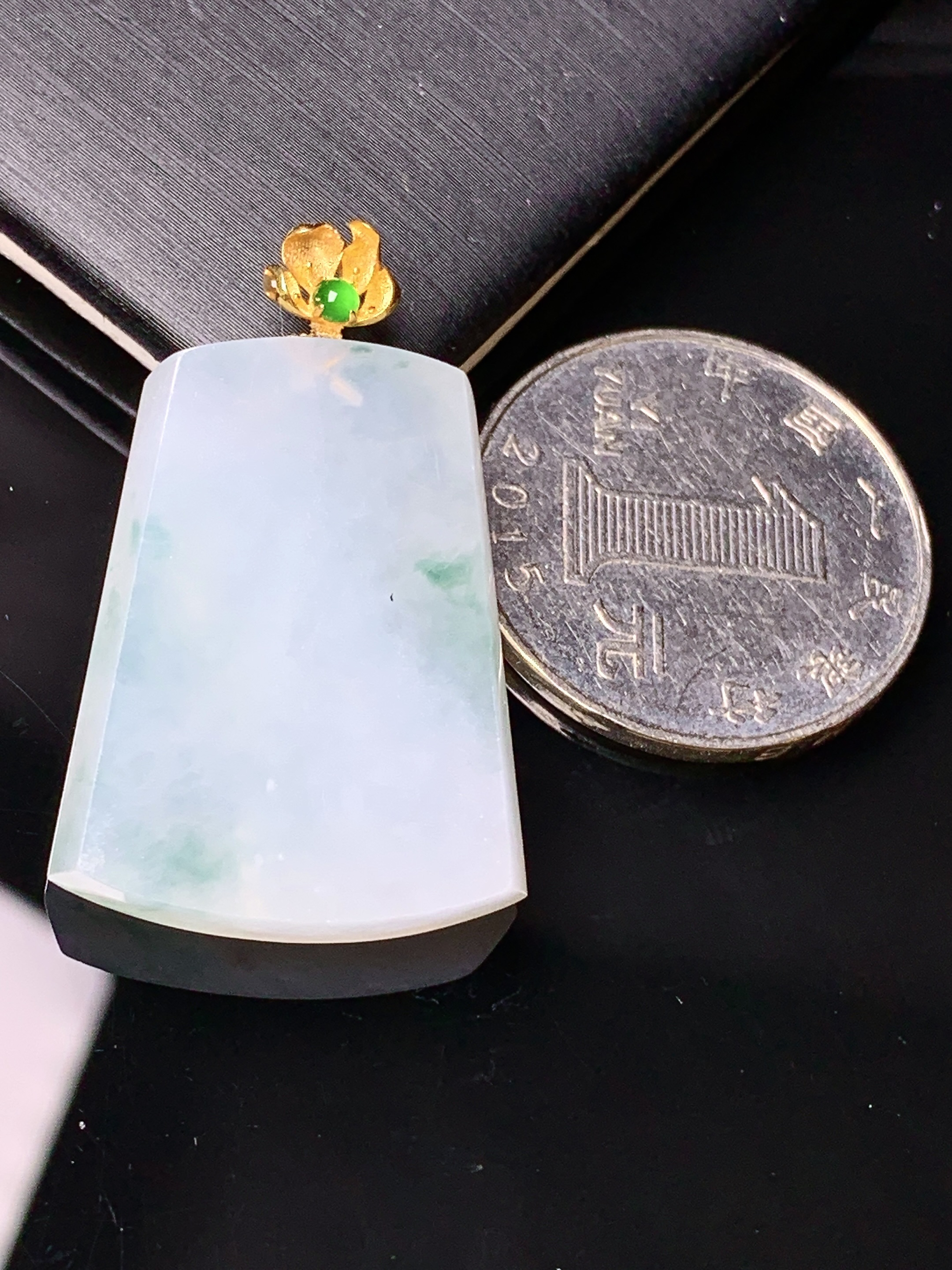 18k金镶嵌冰种飘绿无事牌吊坠 玉质细腻 色泽艳丽清新 水润亮眼 整体尺寸34.3*22.2*4.8c1