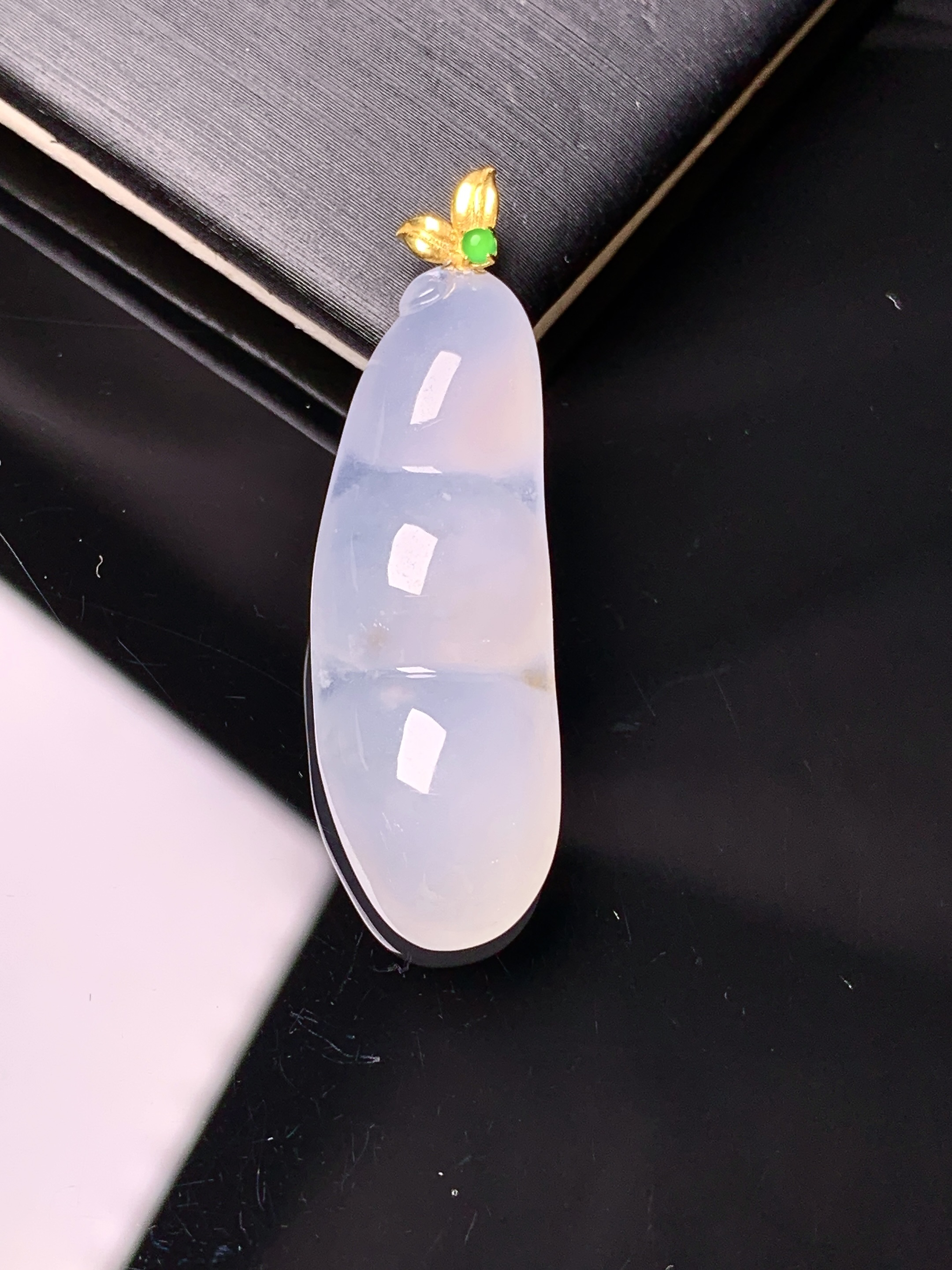 18k金镶嵌冰种四季豆吊坠 玉质细腻 色泽艳丽清新 水润亮眼 整体尺寸36.6*11*6.5c1