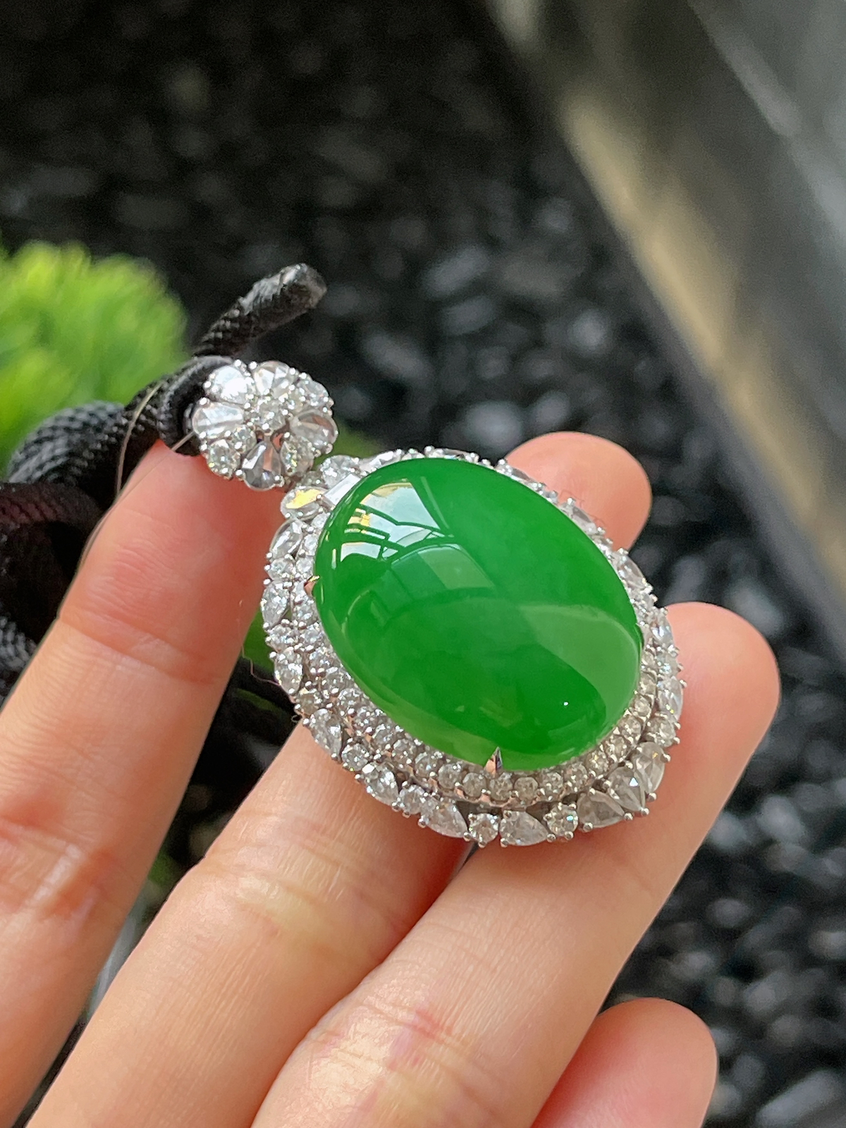 翡翠冰糯种大绿蛋面吊坠，印记：G18K,伴钻石